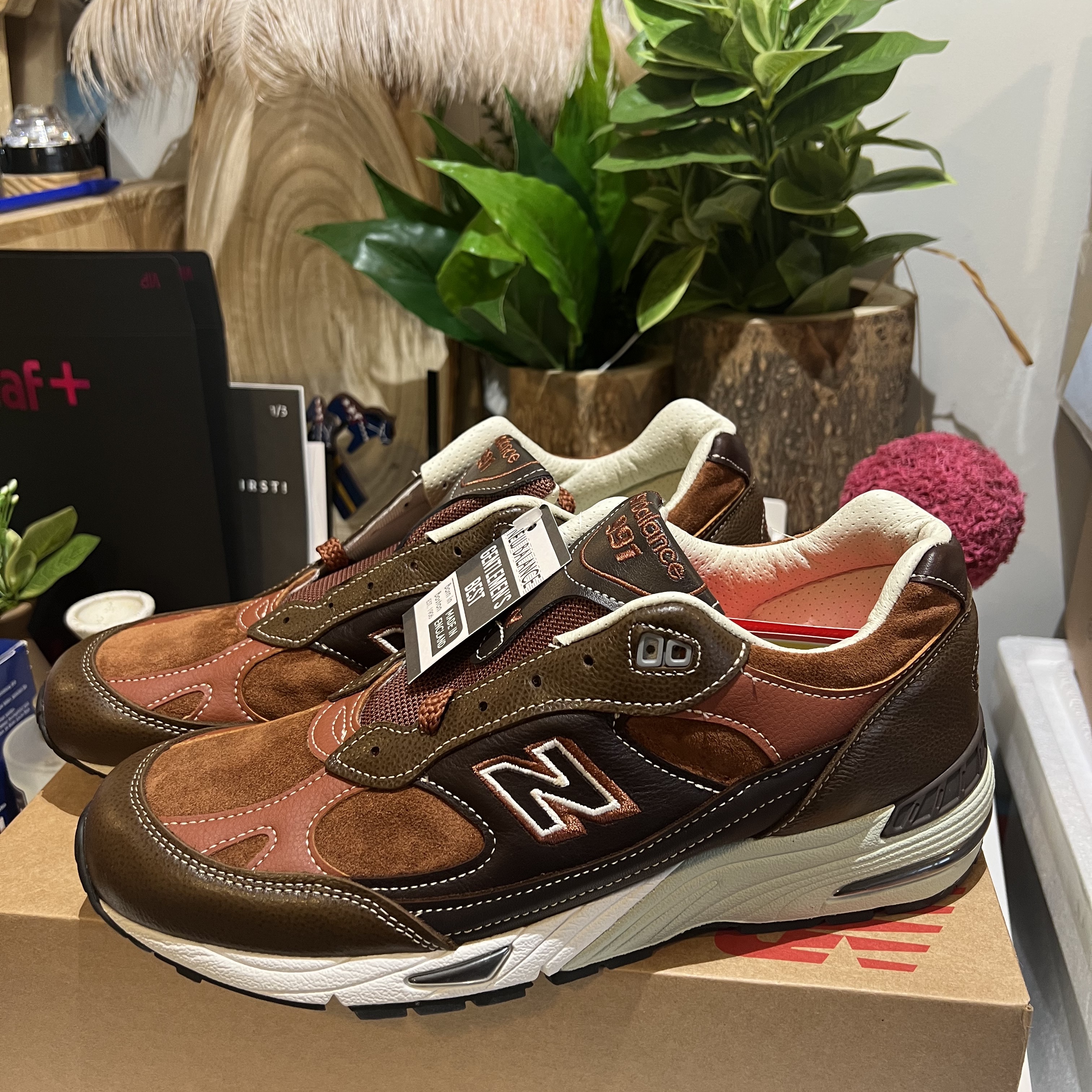 New Balance 991 Made in UK Brown Dark Brown 착용 스타일 - 2
