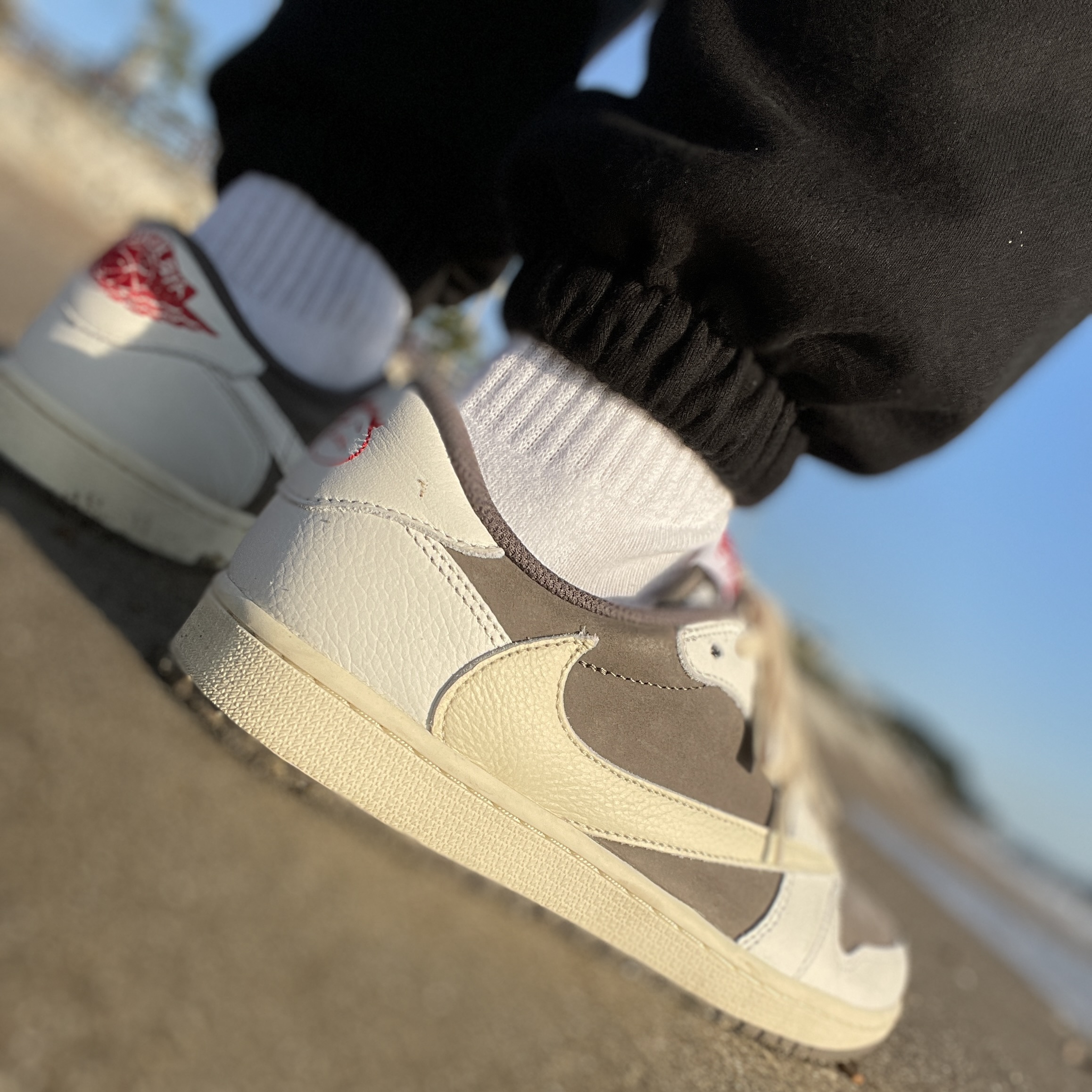 Jordan 1 x Travis Scott Retro Low OG SP Sail and Ridgerock 착용 스타일