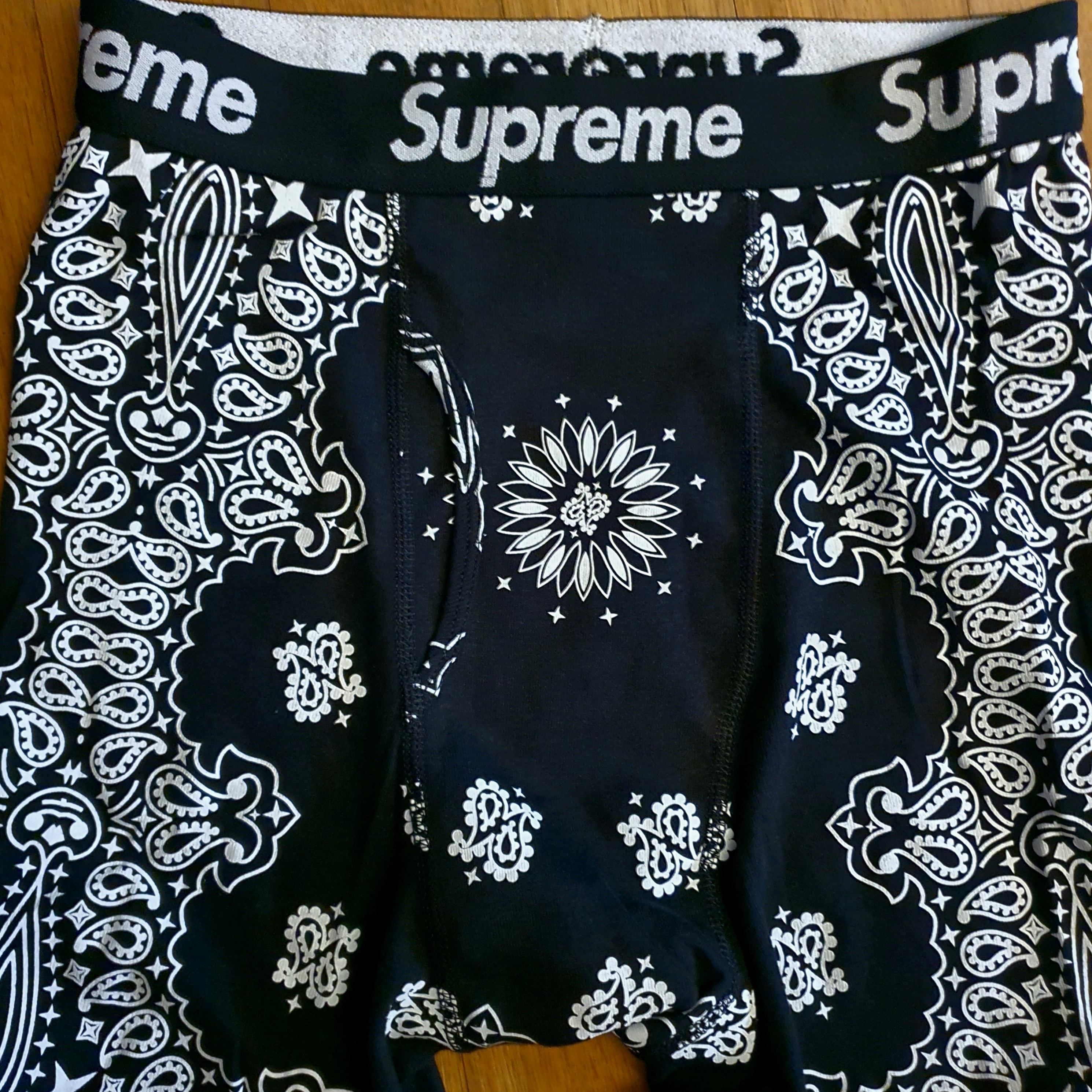 Supreme Hanes Bandana Boxer Briefs Black (2 Pack) 착용 스타일
