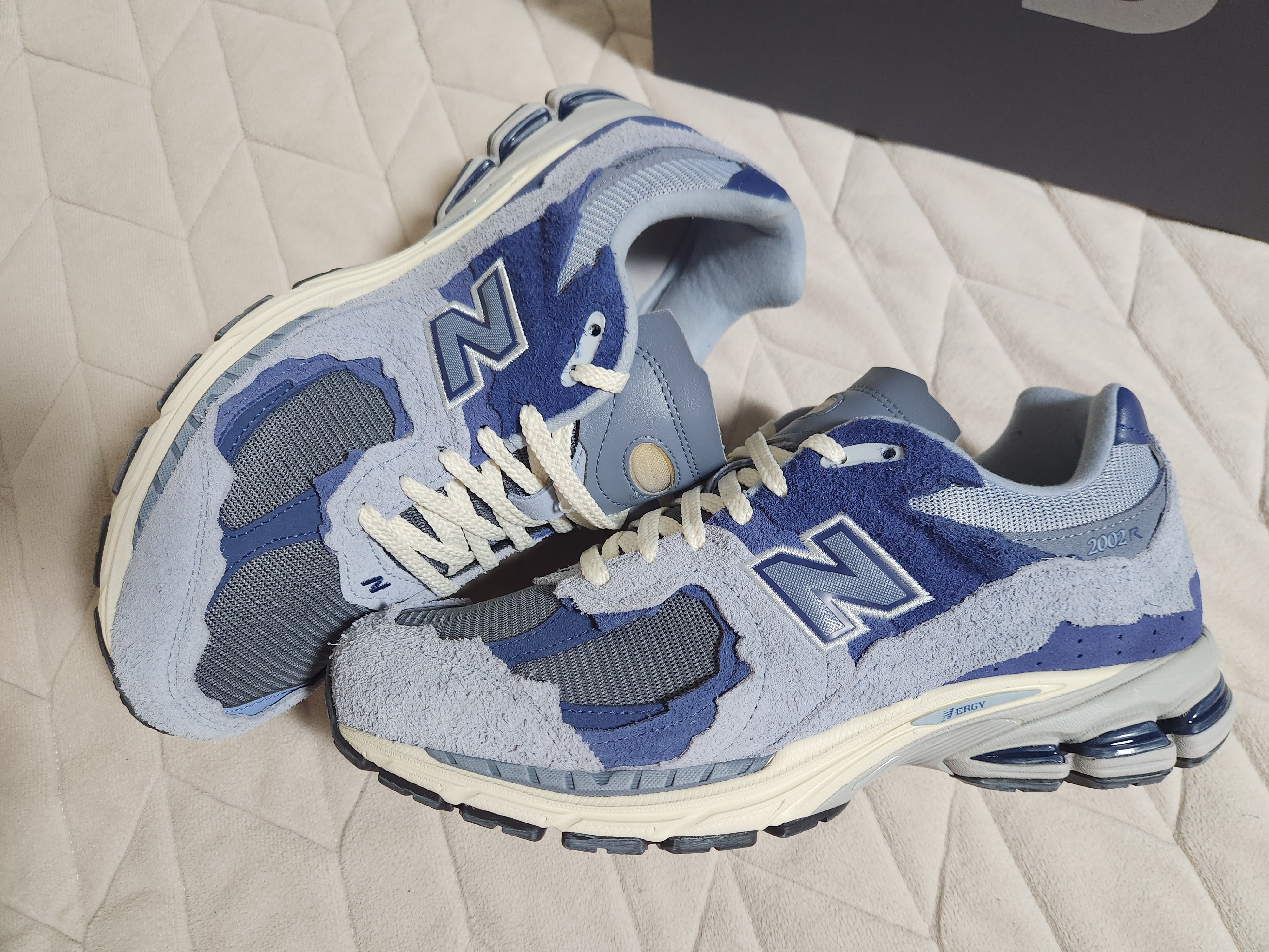 New Balance 2002R Protection Pack Purple 착용 스타일 - 2