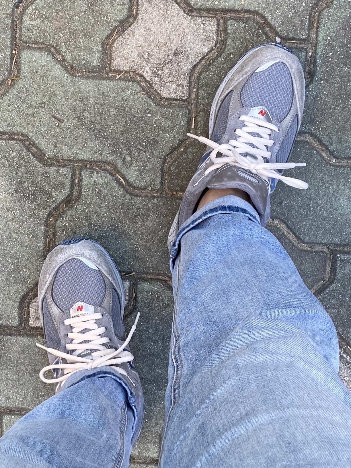 New Balance 2002R Premium Vintage Grey 착용 스타일 - 1