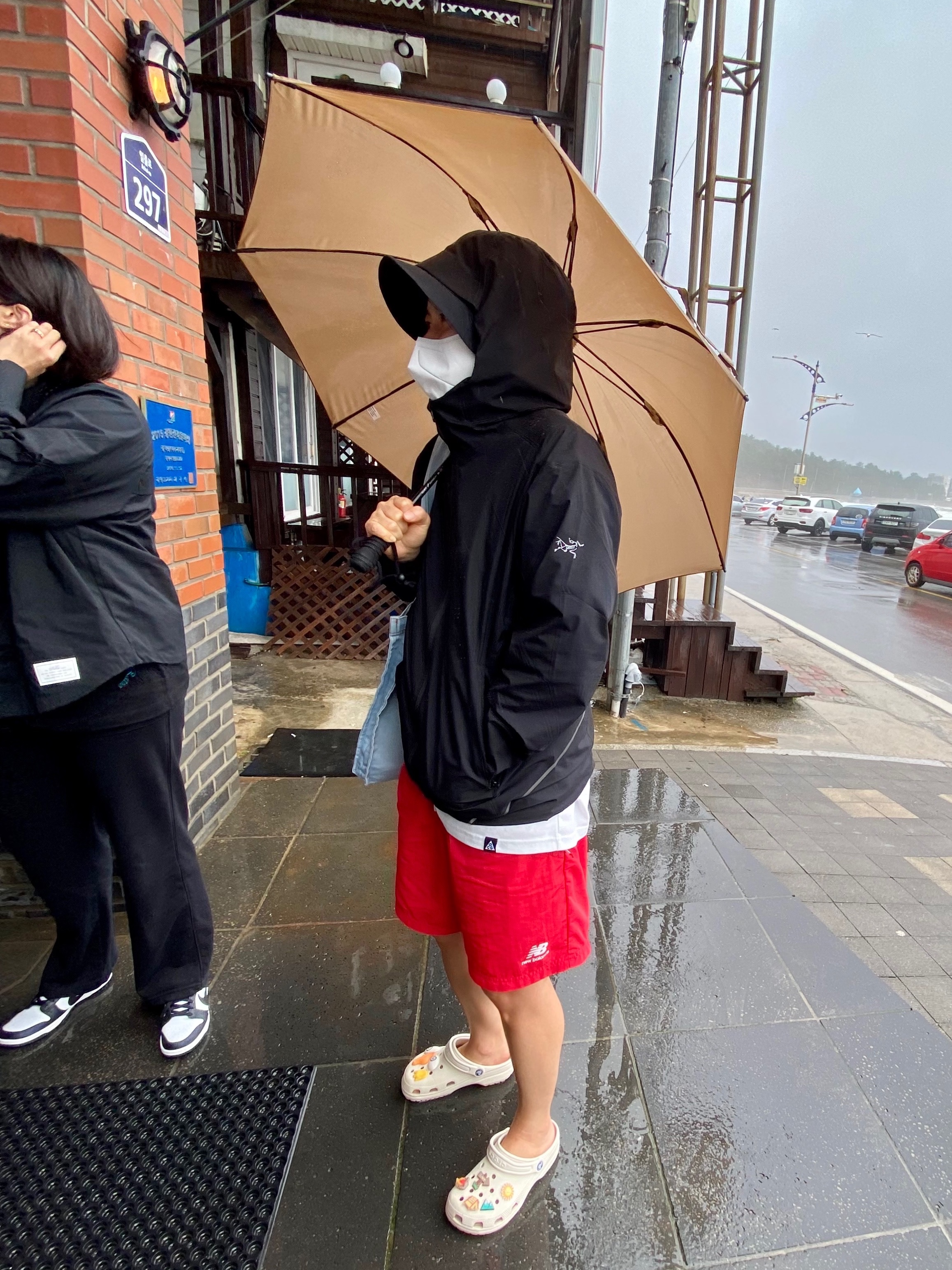 Nike NRG ACG Bucket Black, Arc'teryx Solano Hoody Black 착용 스타일 - 1