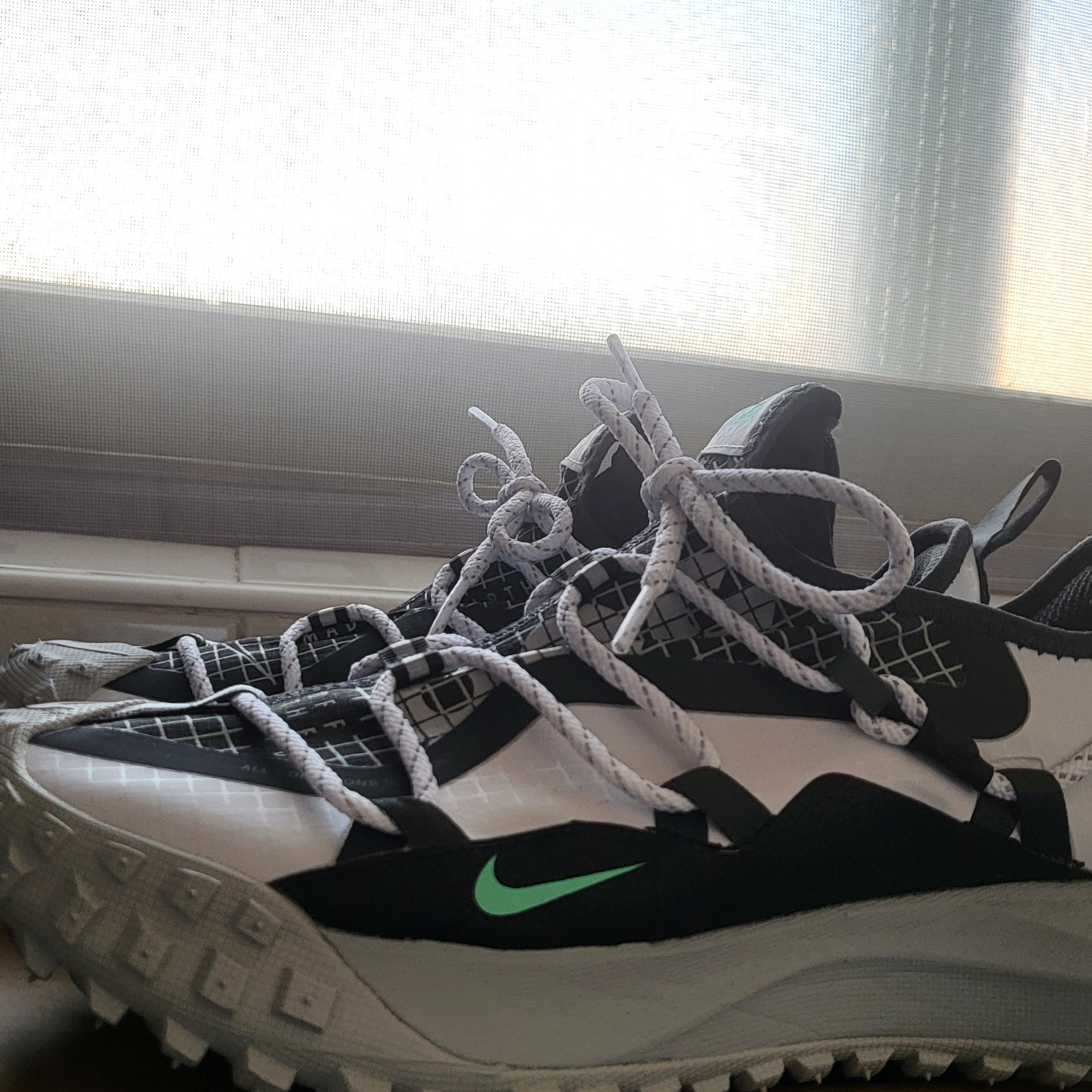 Nike ACG Mountain Fly Low SE White and Black 착용 스타일 - 2