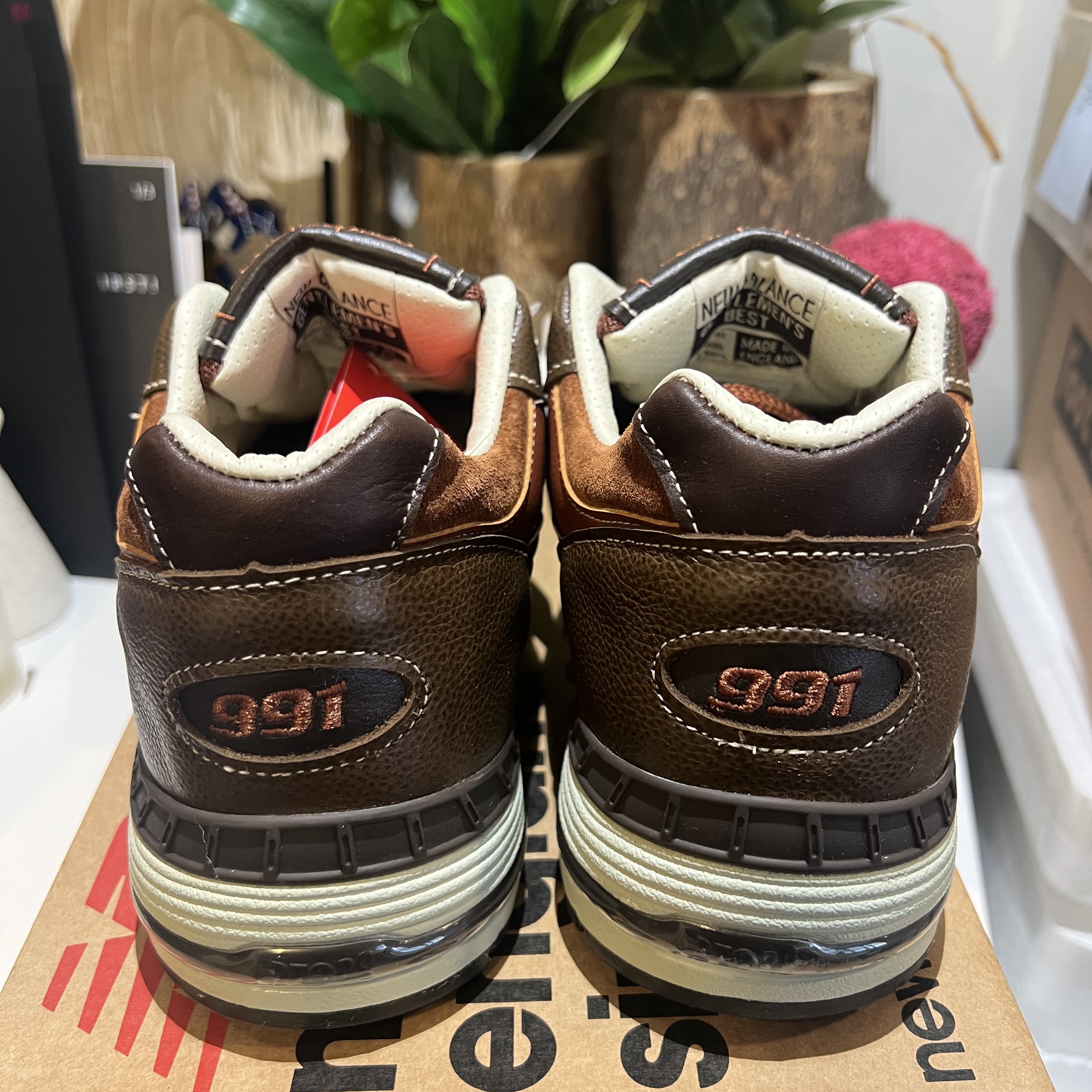 New Balance 991 Made in UK Brown Dark Brown 착용 스타일 - 4