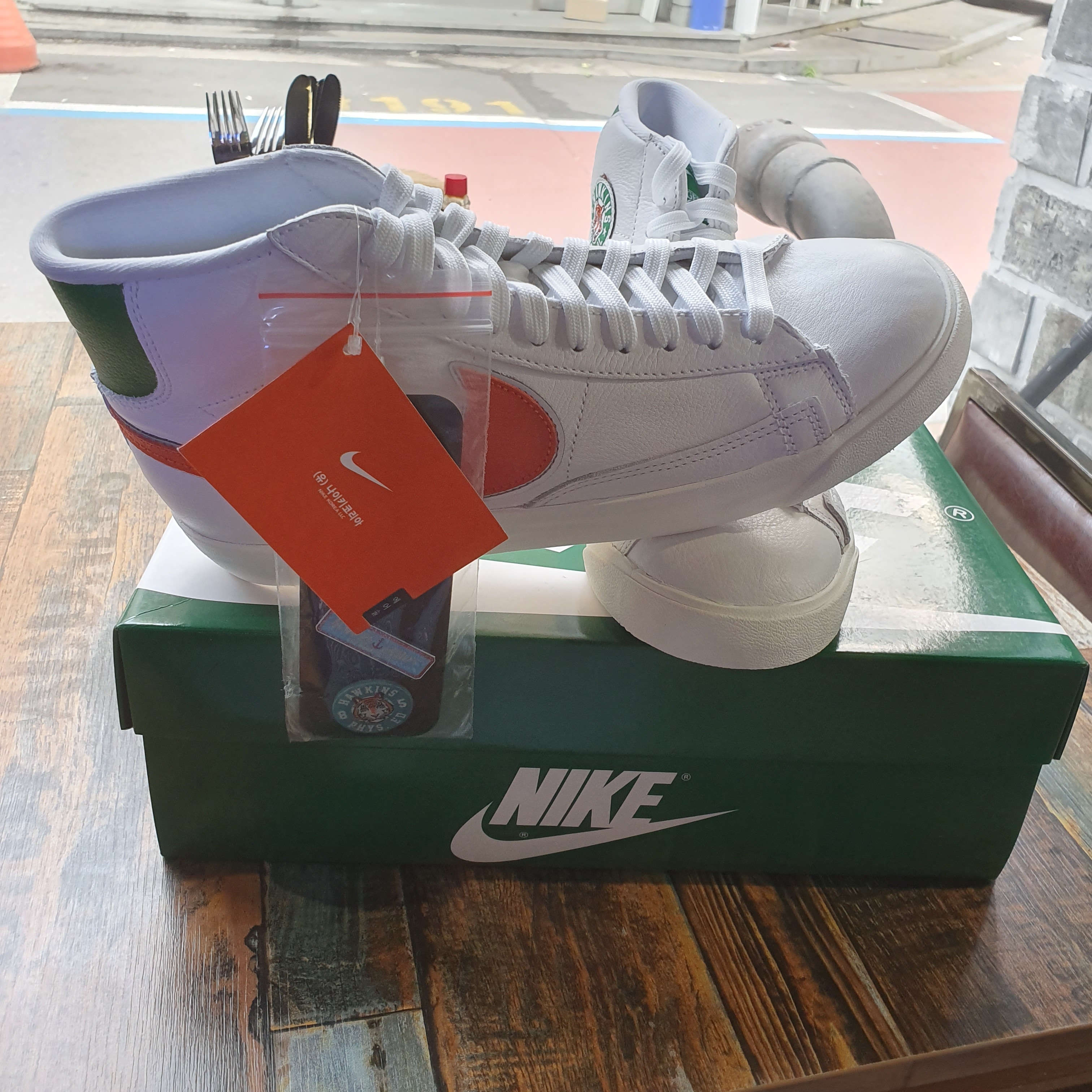 Nike x Stranger Things Blazer Mid Hawkins High School 착용 스타일 - 1