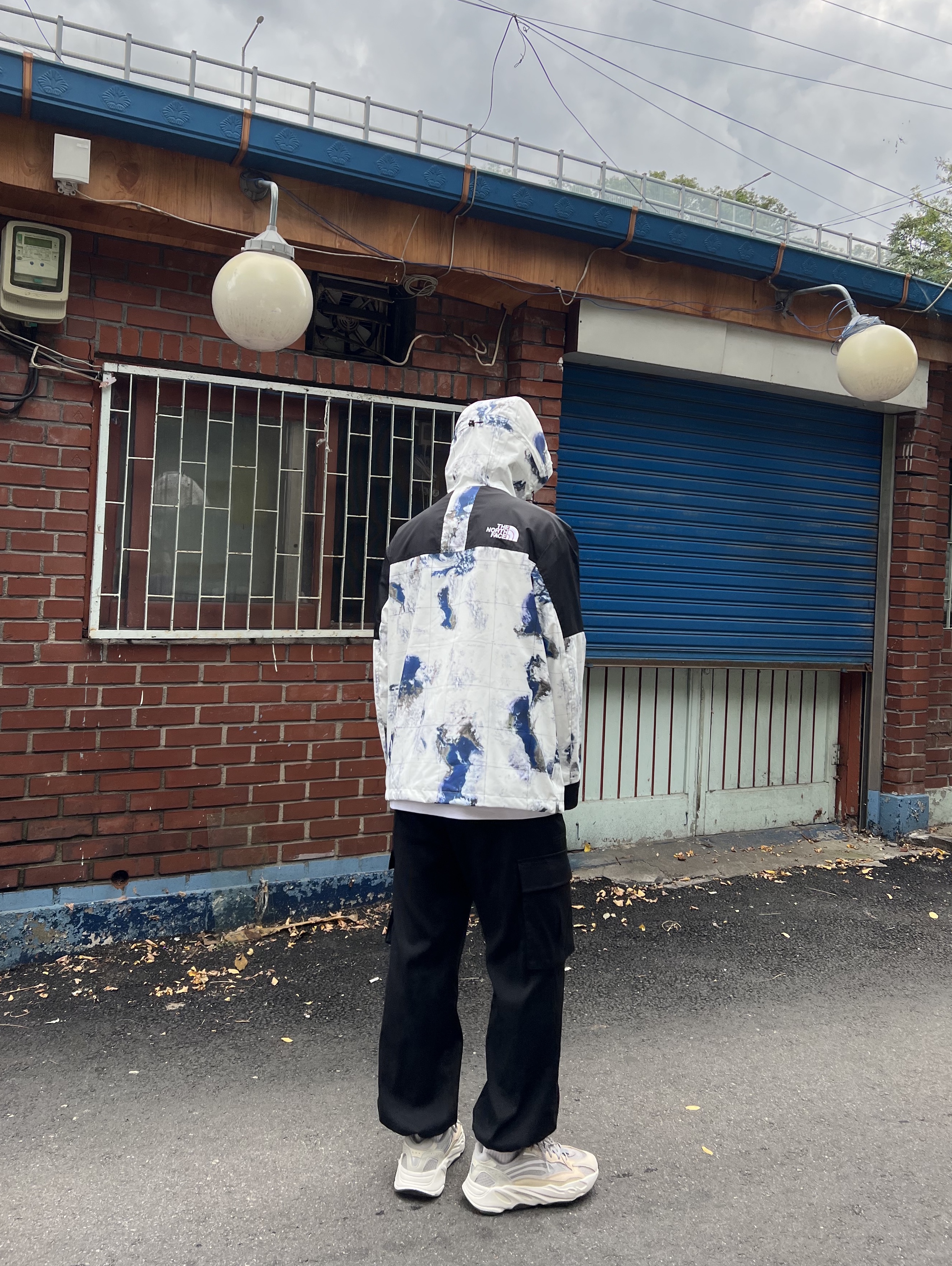 The North Face Novelty Vaiden Jacket White Sand, Adidas Yeezy Boost 700 V2 Cream 착용 스타일 - 1