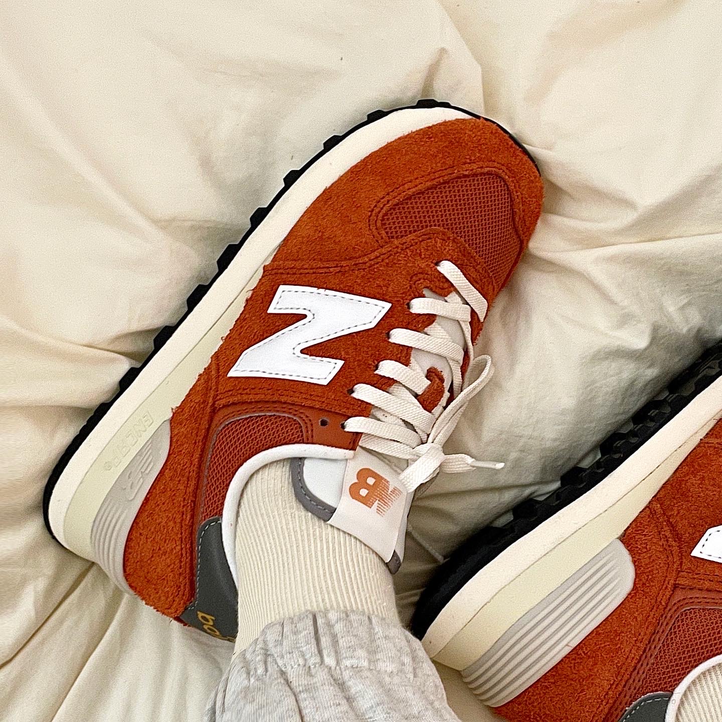 New Balance 574 Heritage Orange Burst White 착용 스타일 - 2
