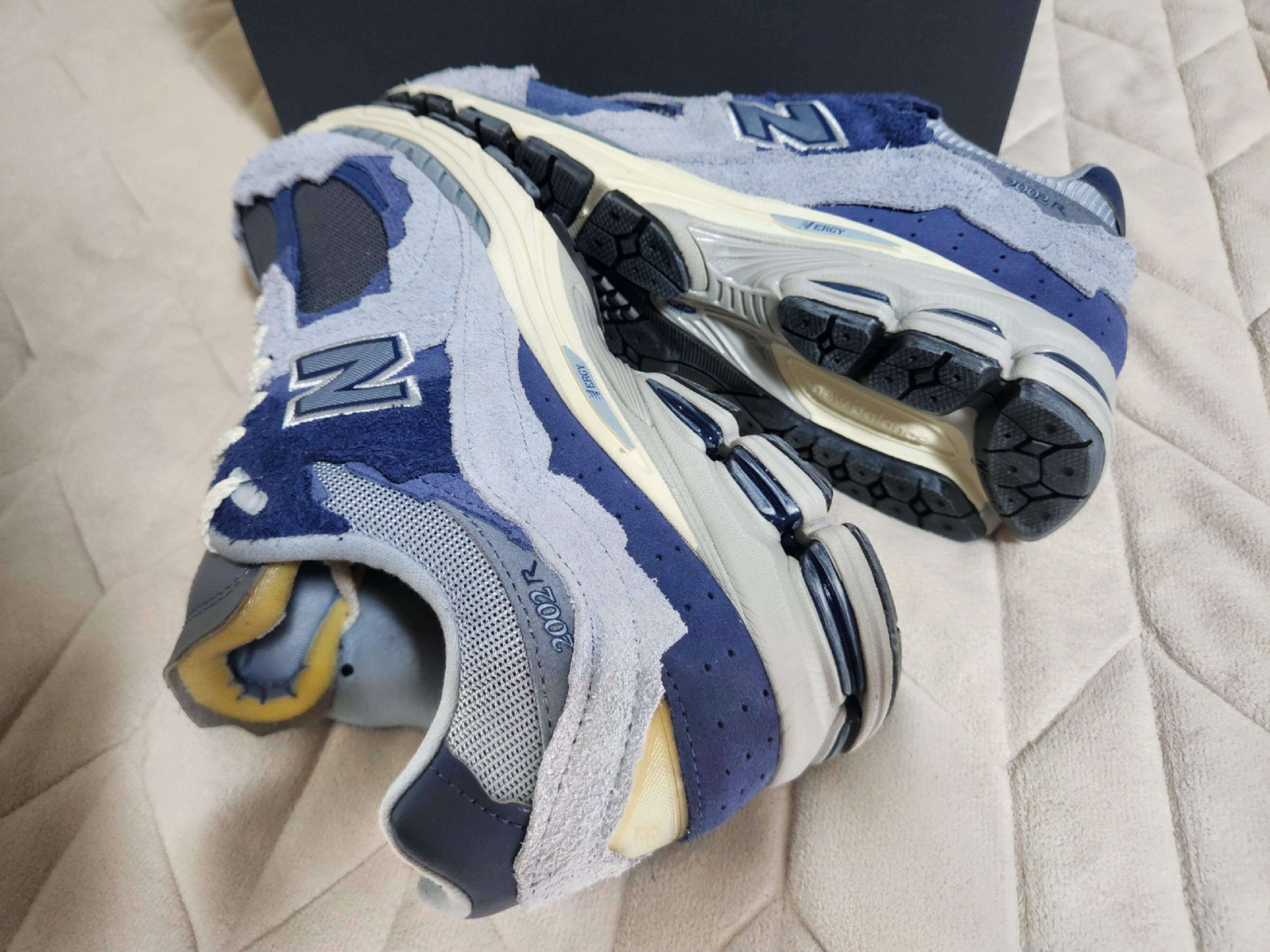 New Balance 2002R Protection Pack Purple 착용 스타일 - 1
