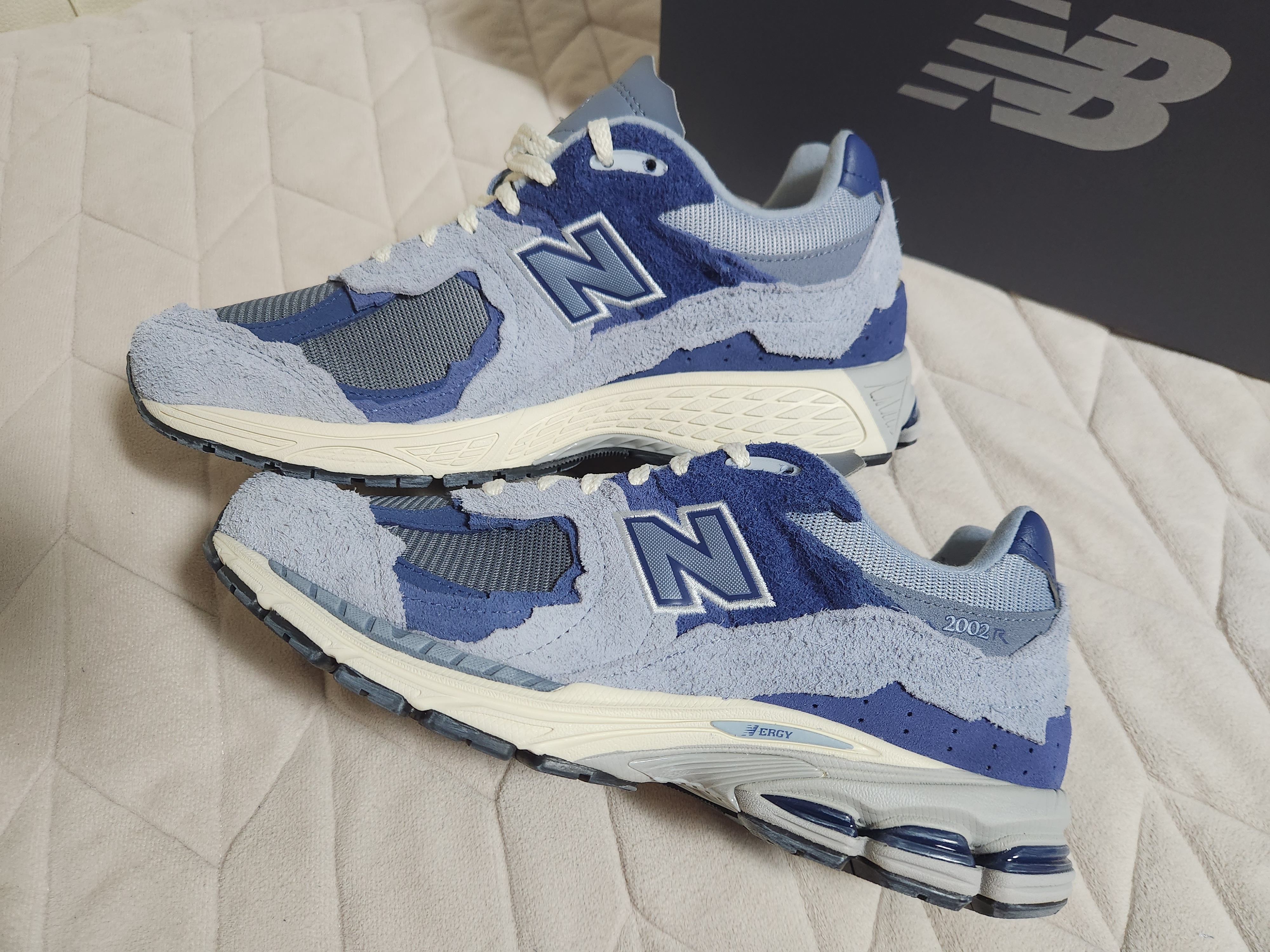 New Balance 2002R Protection Pack Purple 착용 스타일 - 3