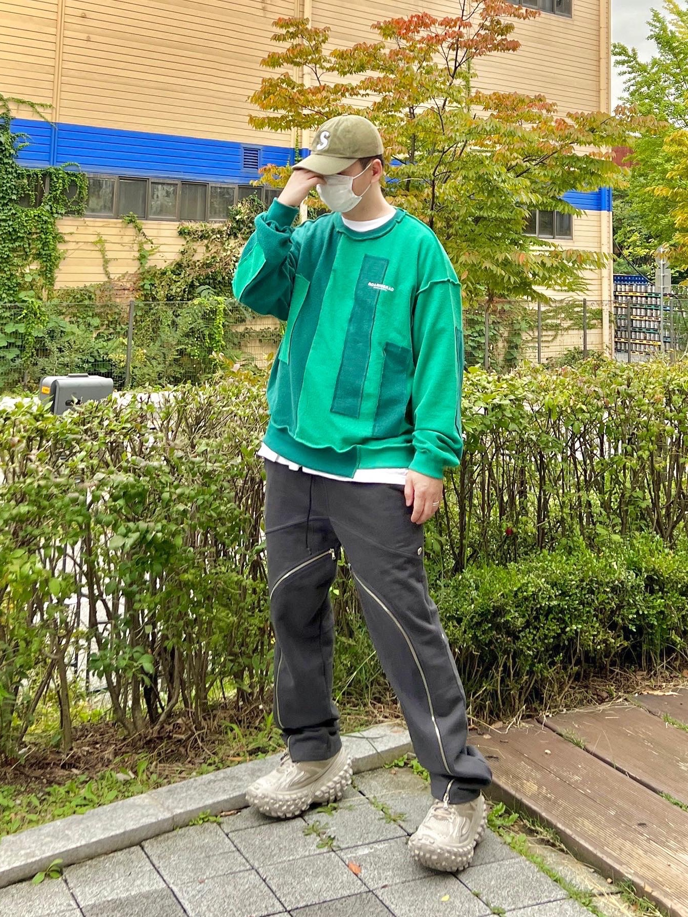 Balenciaga Defender Sneakers Beige, Supreme Kevlar Denim S Logo 6-Panel Olive - 22SS 착용 스타일 - 1