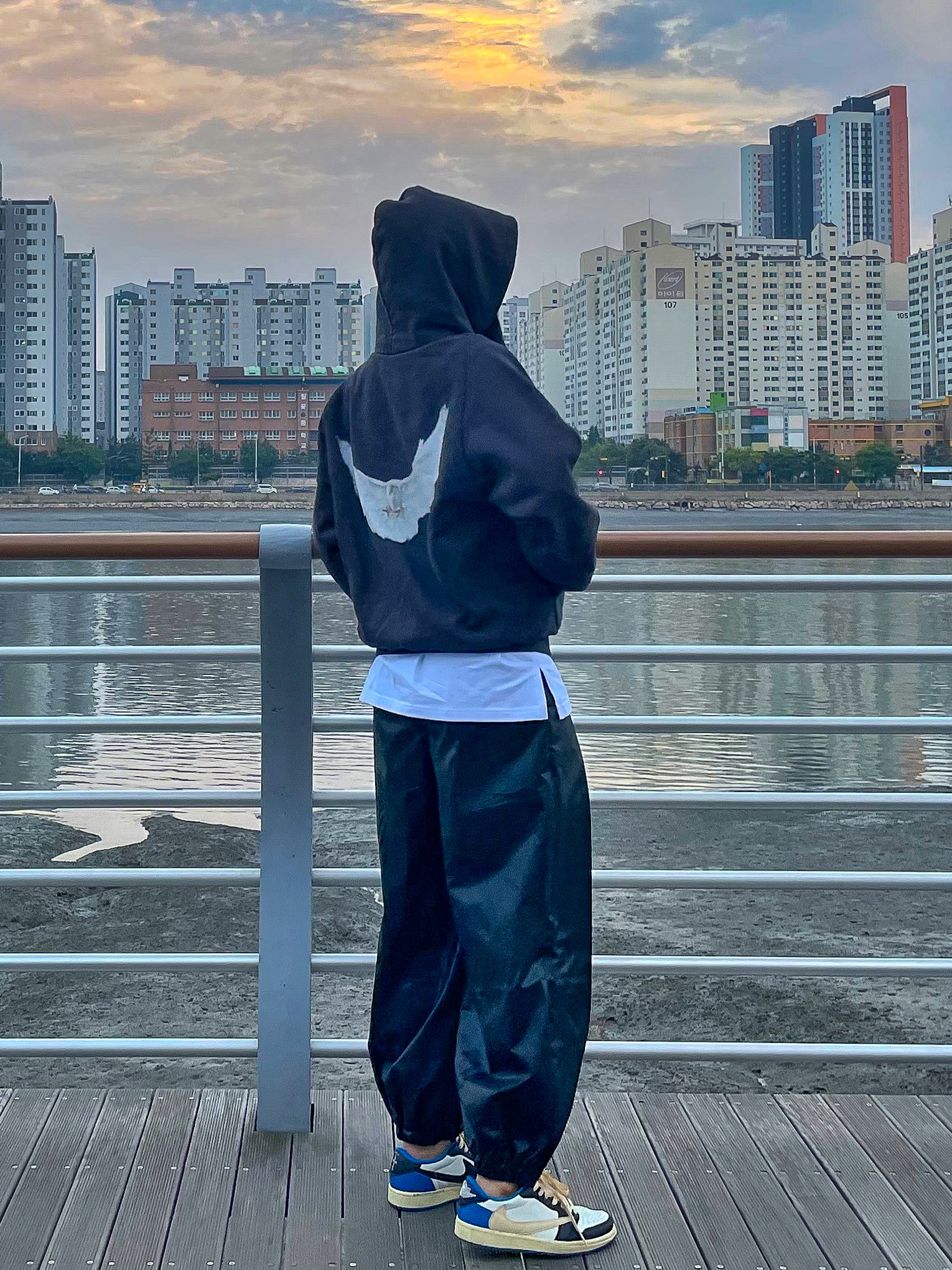 Jordan 1 x Travis Scott x Fragment Retro Low OG SP Military Blue, Yeezy Gap Engineered By Balenciaga Dove Shrunken Hoodie Black 착용 스타일 - 1