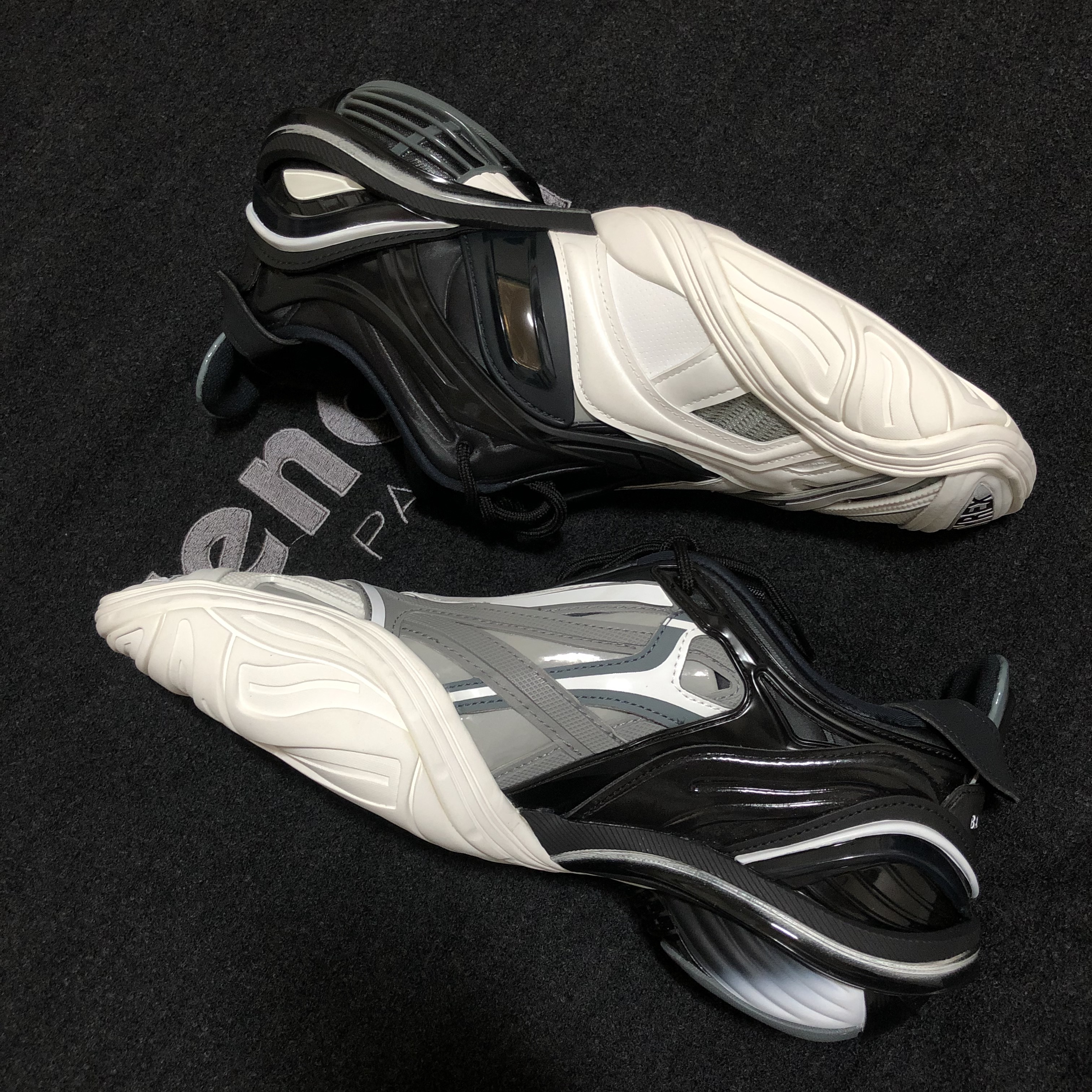 Balenciaga Tyrex Sneakers Black 착용 스타일 - 2