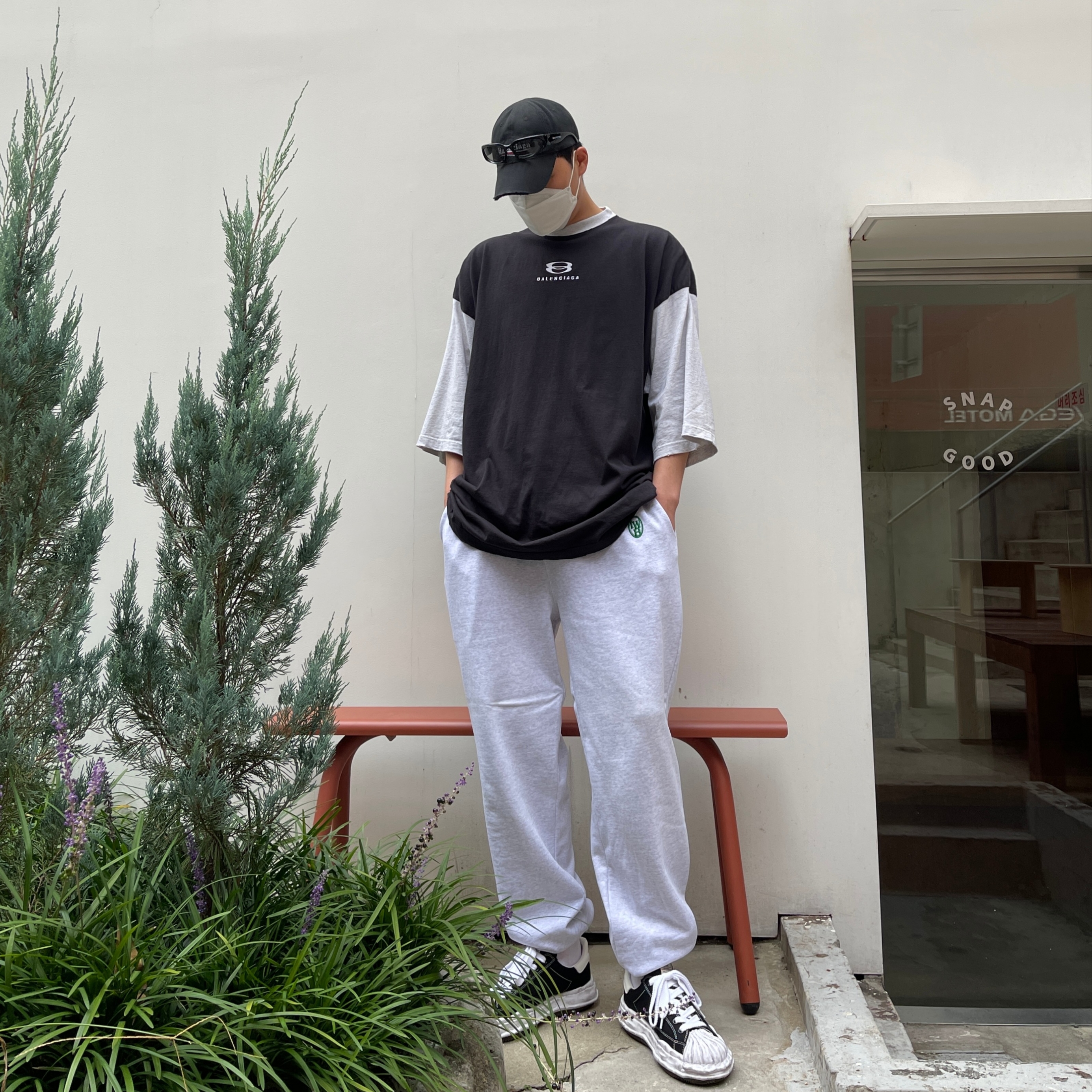 Maison Mihara Yasuhiro Blakey OG Sole Canvas Low-top Sneakers Black White, Balenciaga Political Campaign Destroyed Cap Black 착용 스타일 - 1
