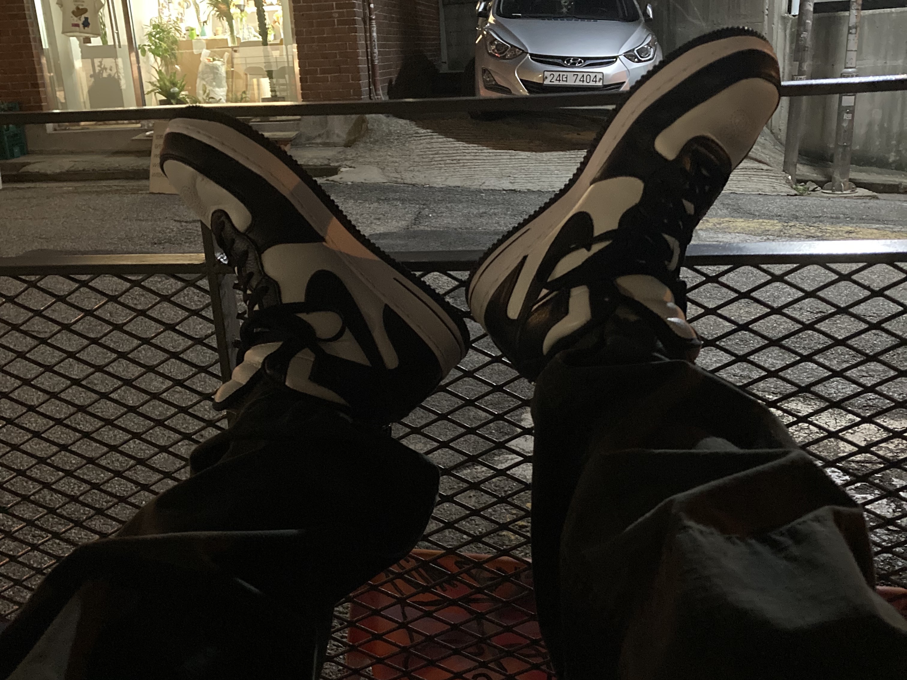 Nike x Stussy Air Force 1 '07 Mid SP Black and Light Bone 착용 스타일 - 1