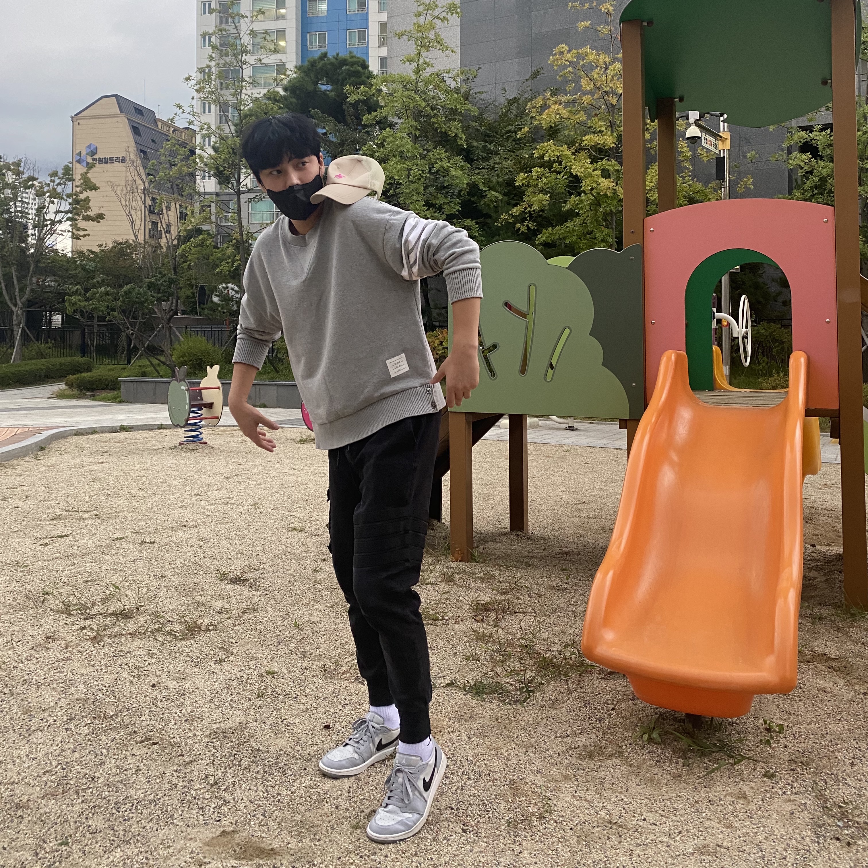Jordan 1 Low Golf Wolf Grey 착용 스타일 - 1