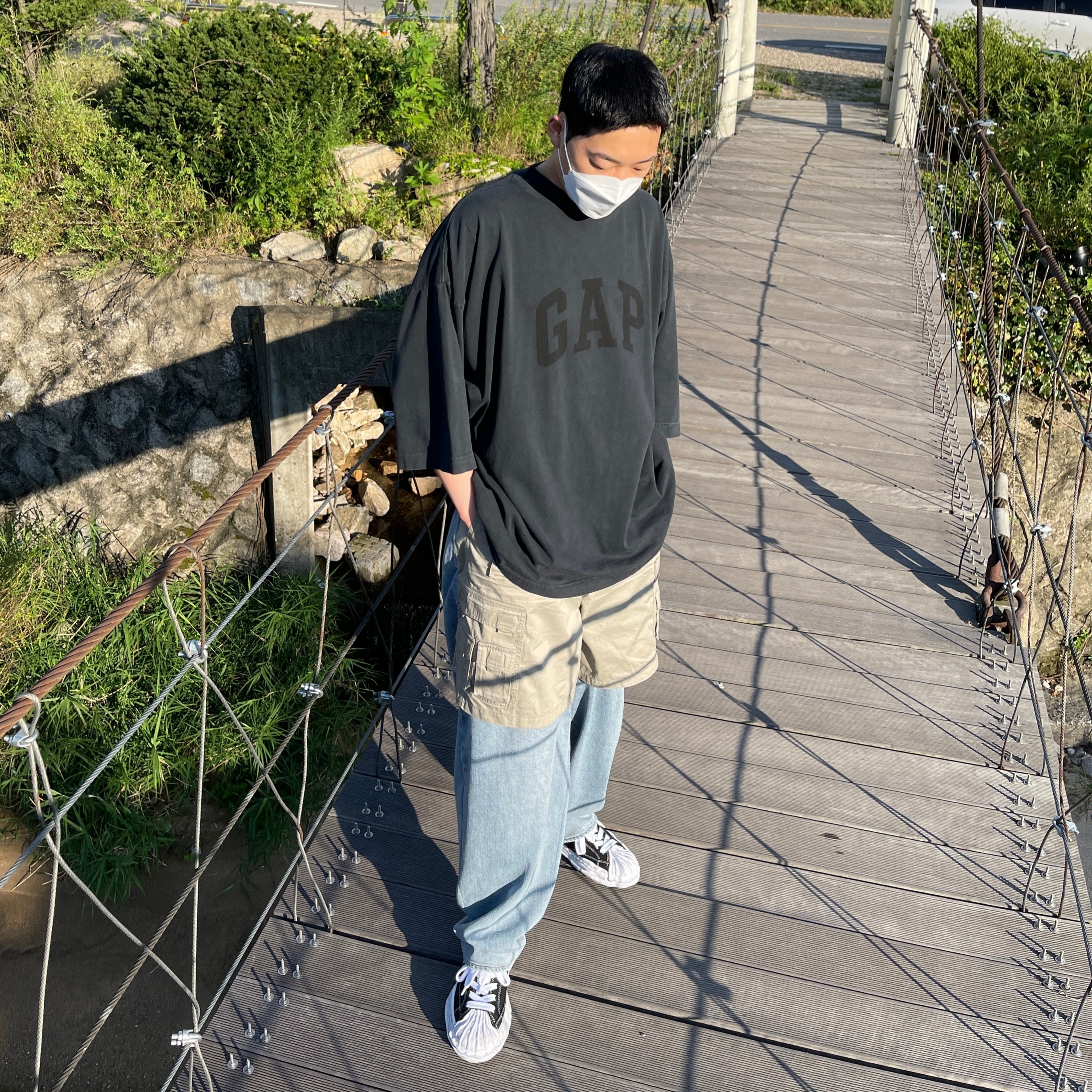 Maison Mihara Yasuhiro Blakey OG Sole Canvas Low-top Sneakers Black White, Yeezy Gap Engineered By Balenciaga Dove 3/4 Sleeve T-Shirt Washed Black 착용 스타일 - 2