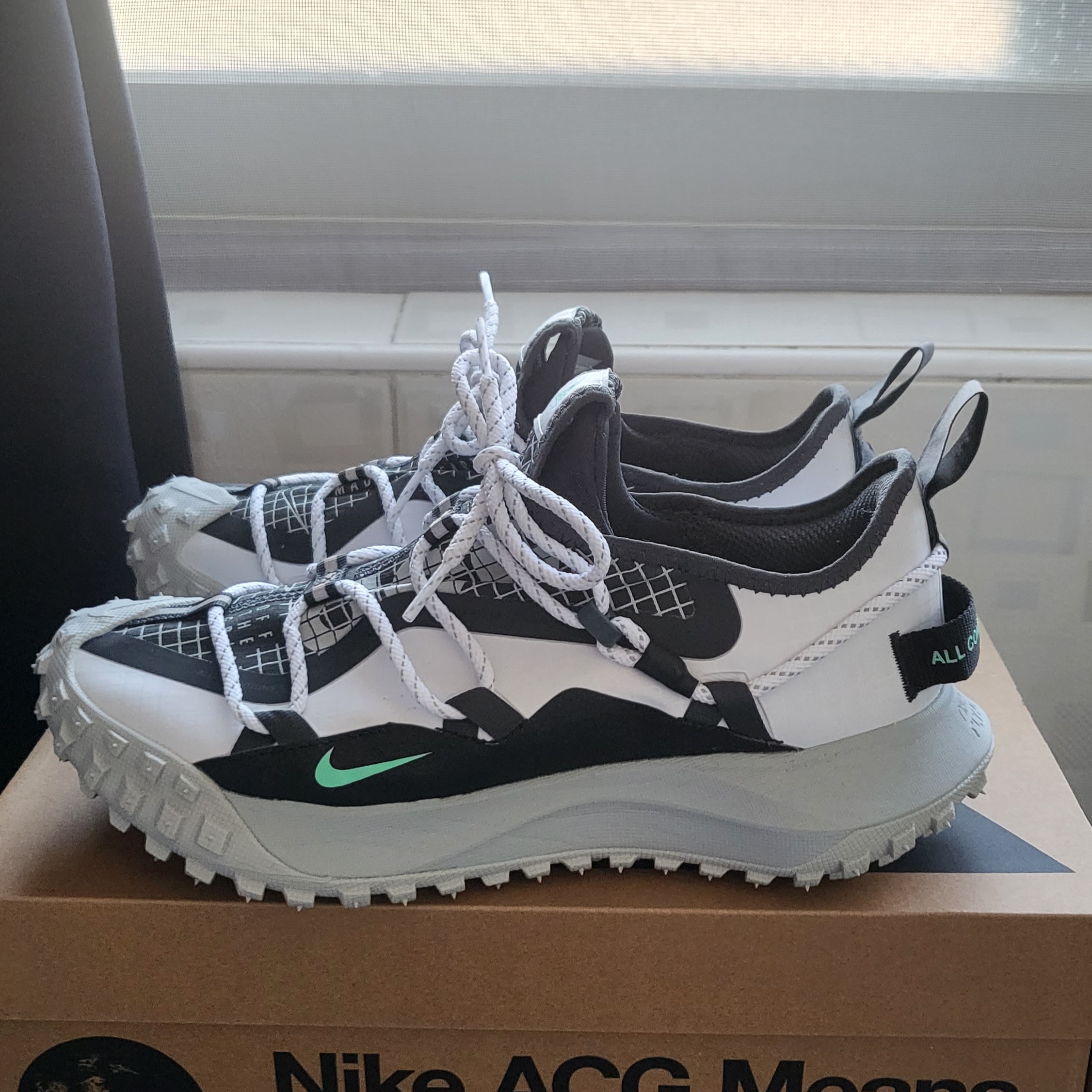 Nike ACG Mountain Fly Low SE White and Black 착용 스타일 - 1