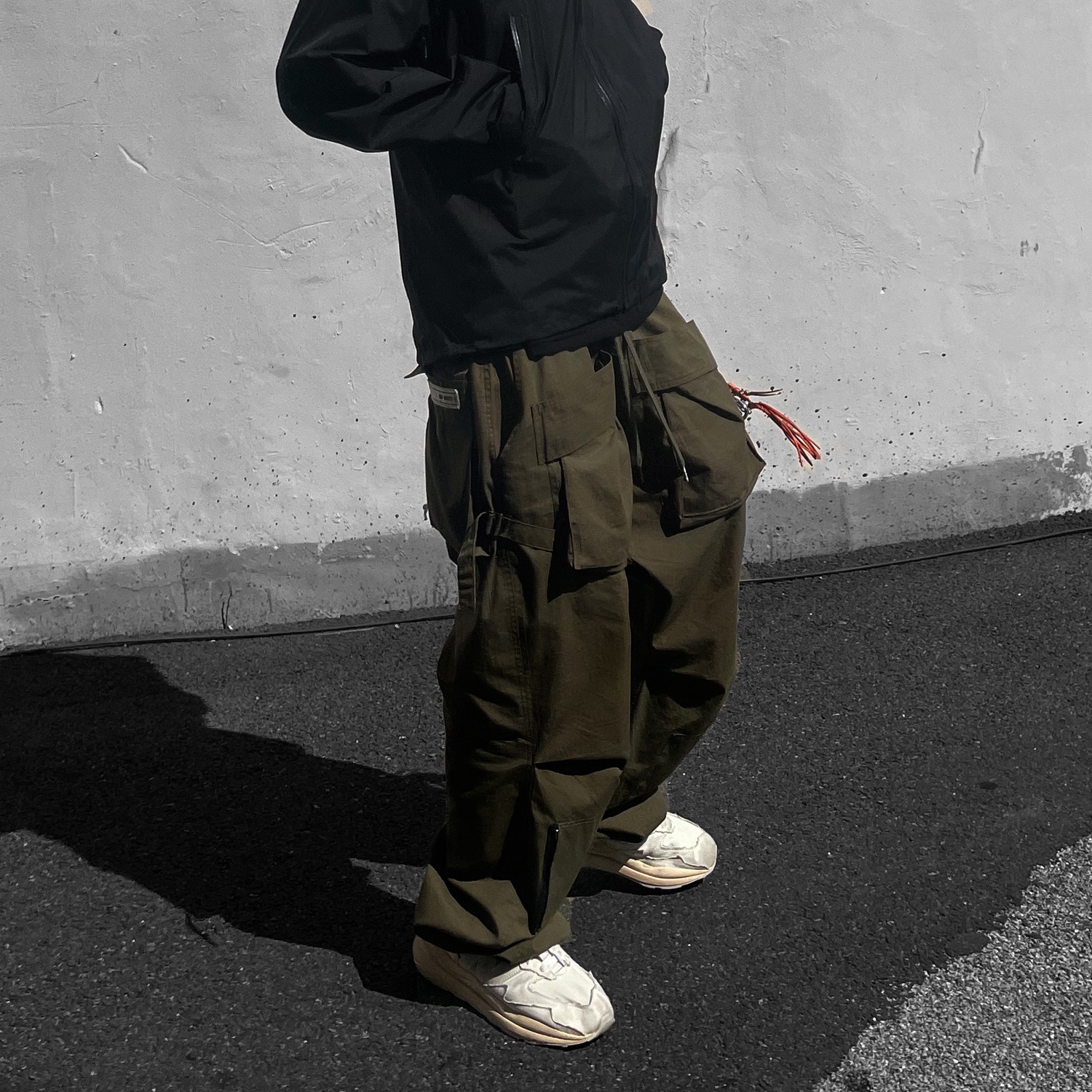 Arc'teryx Beta LT Jacket Black, New Balance 5740 Protection Pack Sea Salt 착용 스타일 - 3