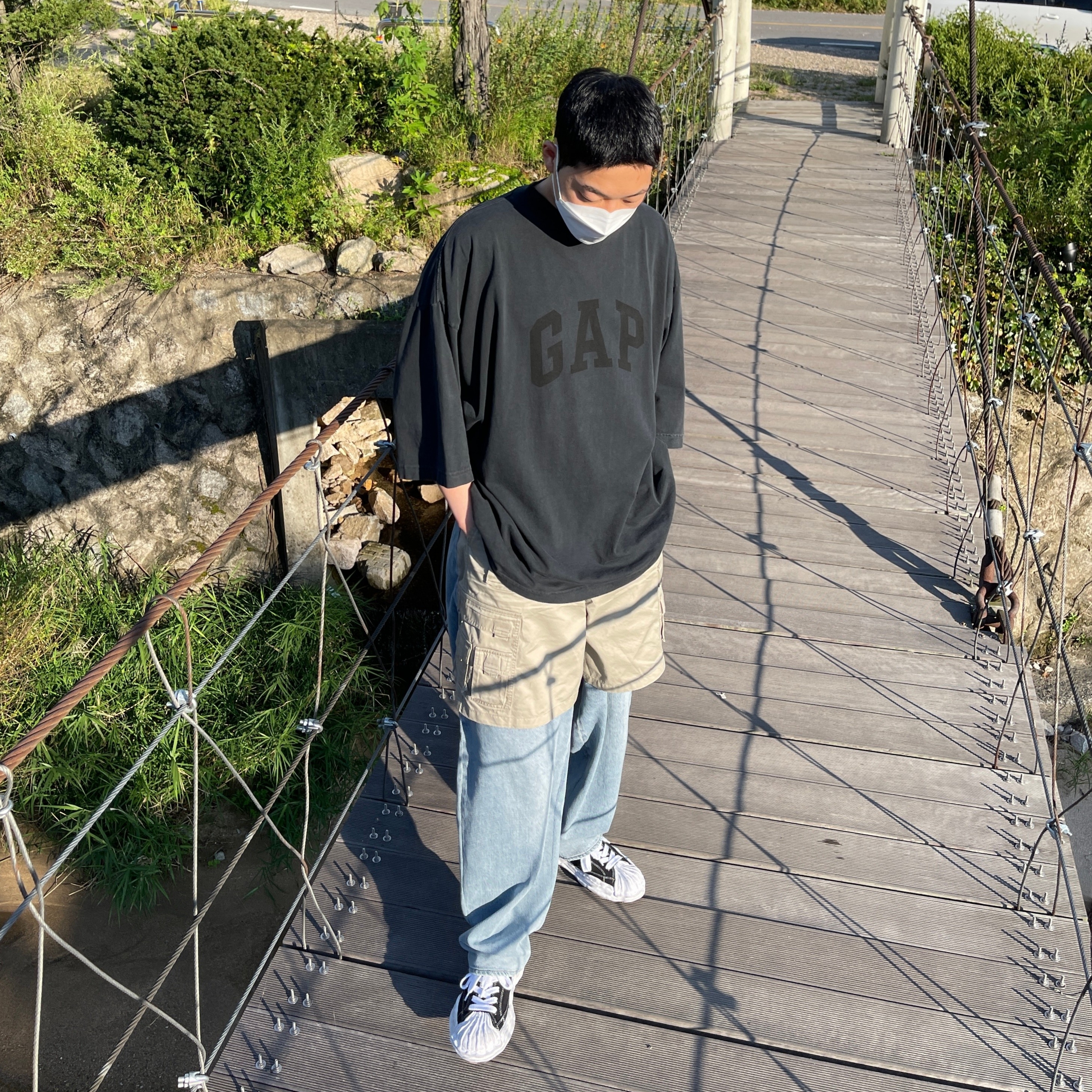 Maison Mihara Yasuhiro Blakey OG Sole Canvas Low-top Sneakers Black White, Yeezy Gap Engineered By Balenciaga Dove 3/4 Sleeve T-Shirt Washed Black 착용 스타일 - 1