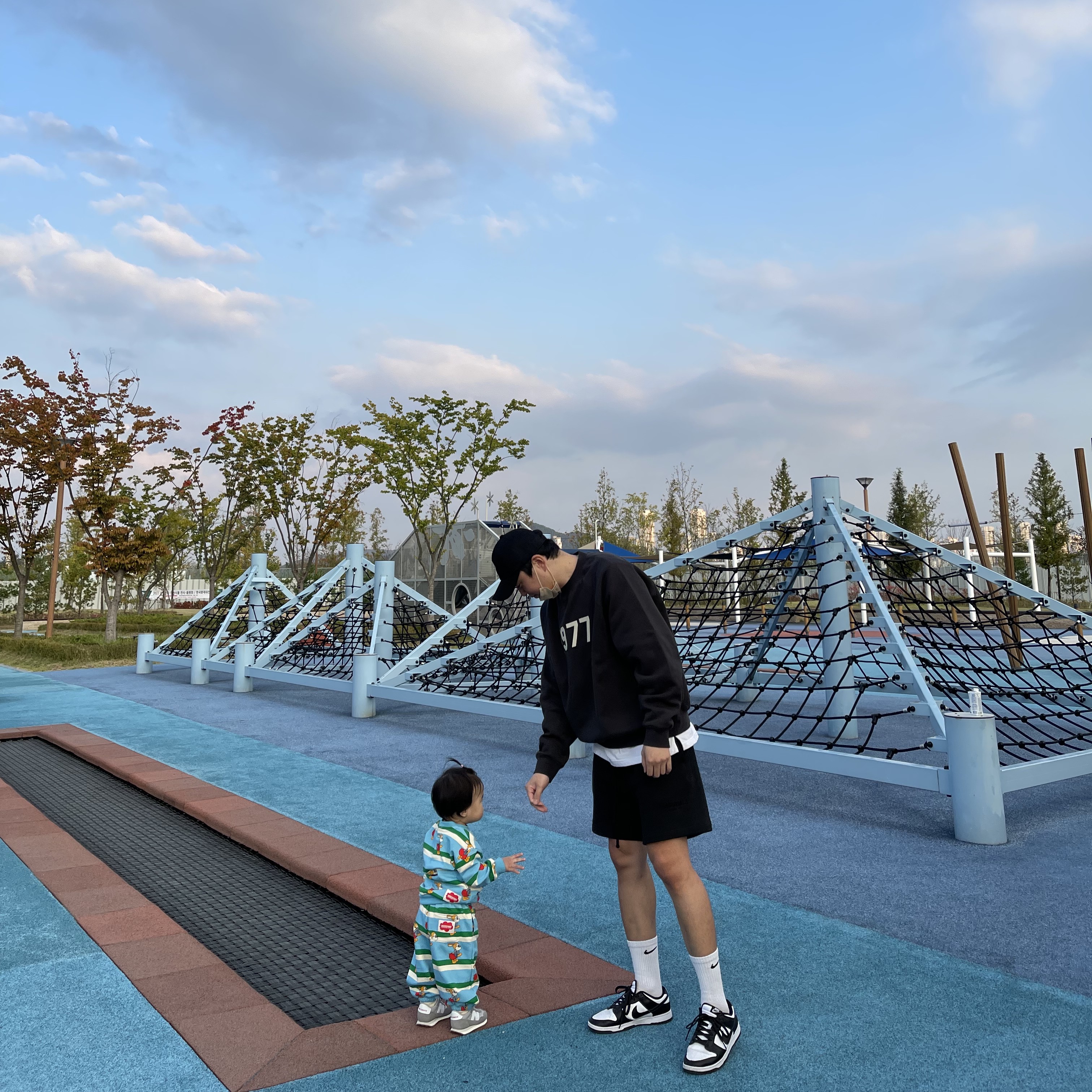 Essentials 1977 Crewneck Sweatshirt Iron - 22SS, Essentials The Core Collection Sweatshorts Stretch Limo 착용 스타일 - 1
