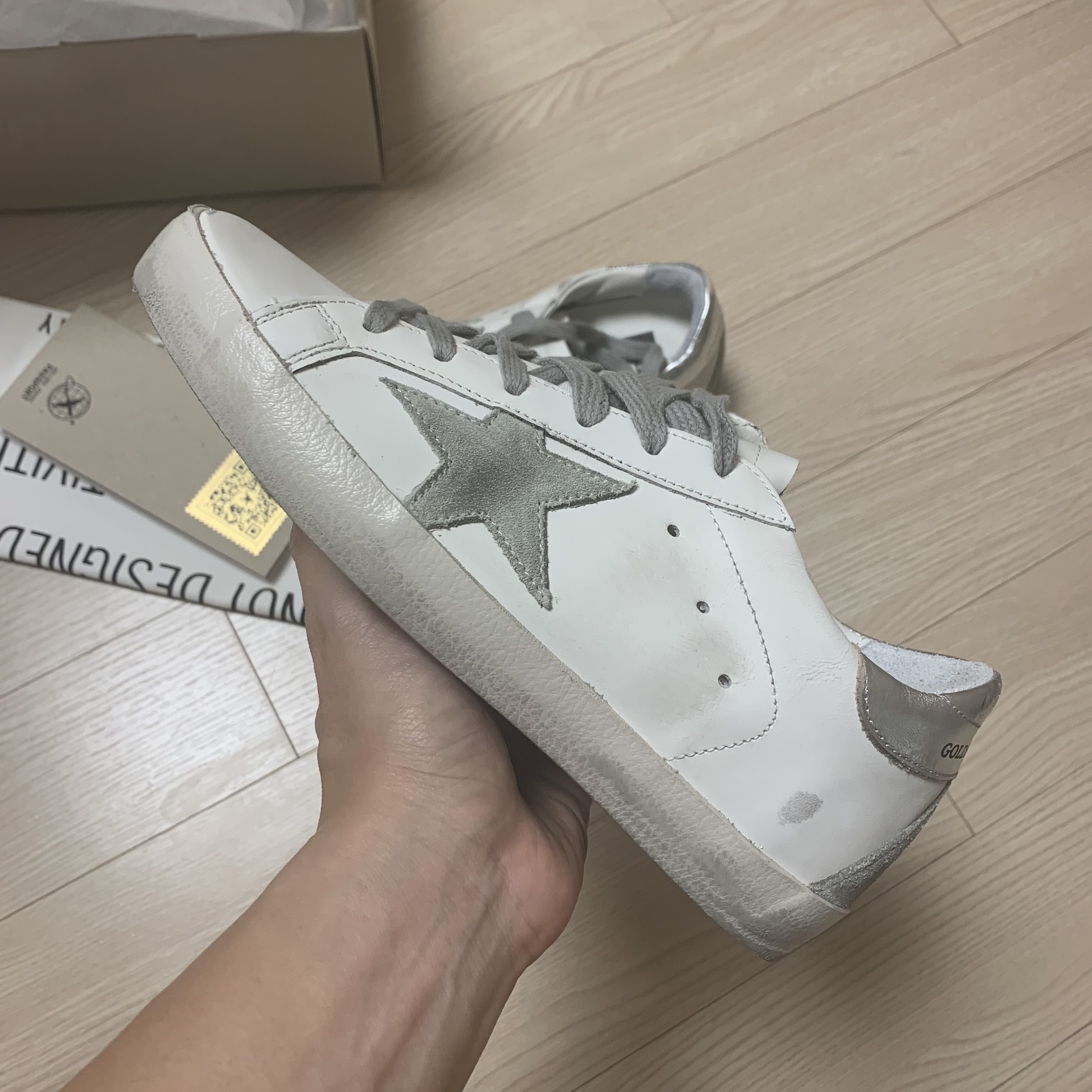 (W) Golden Goose Superstar White Silver Heel Tab Sneakers 착용 스타일