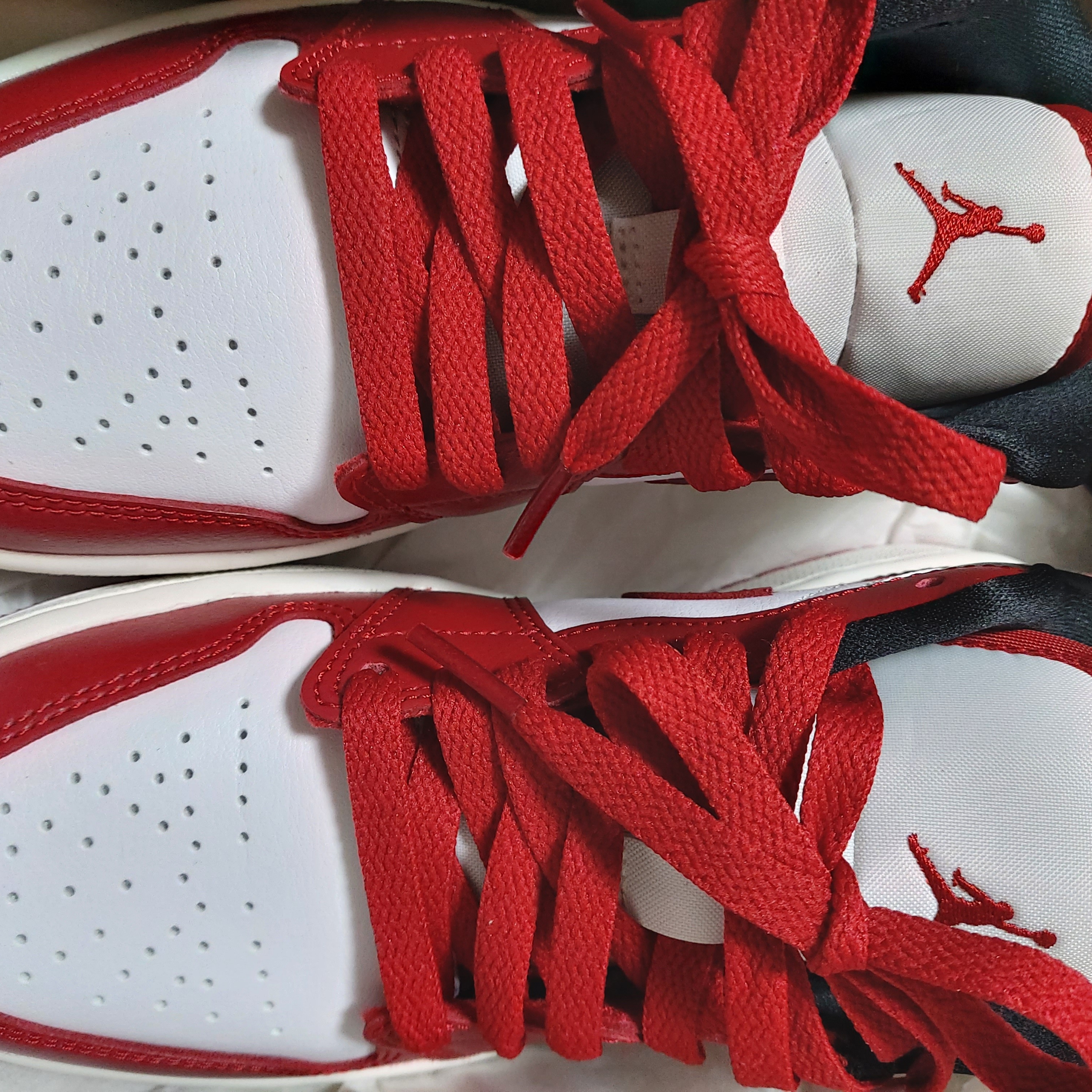 (W) Jordan 1 Low White Gym Red 착용 스타일 - 1