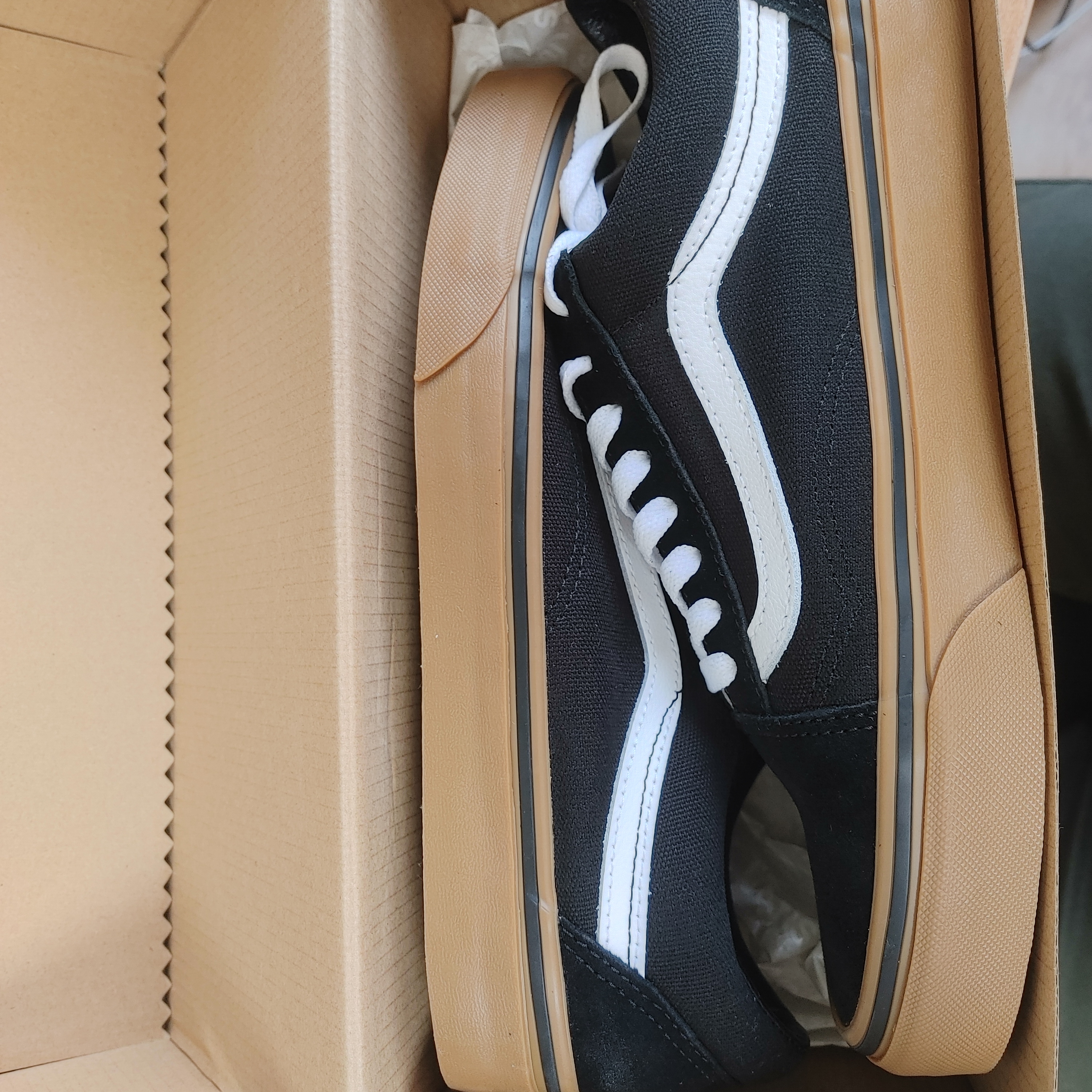 Vans Old Skool Black Gum 착용 스타일 - 2