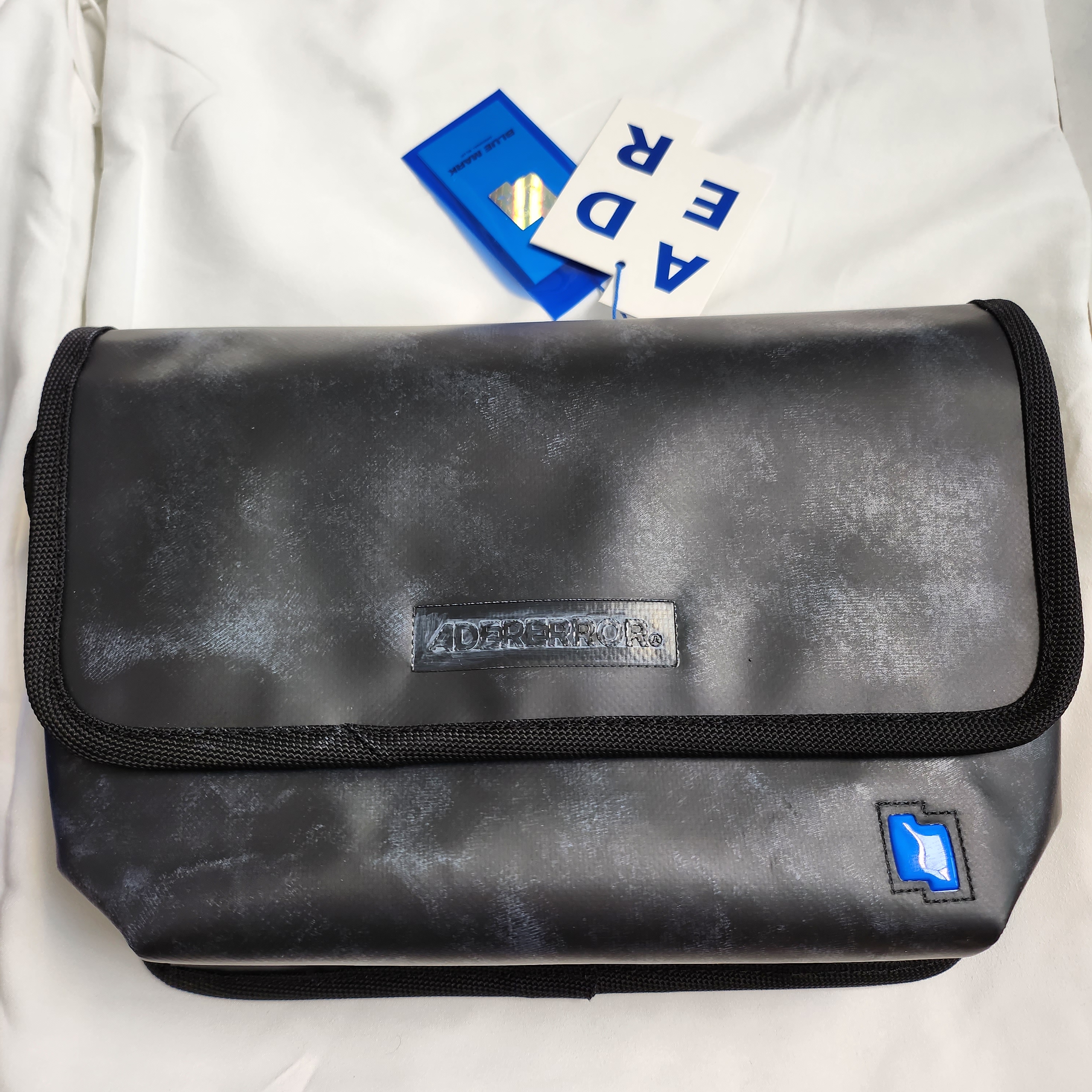 Ader Error Small Trace Esty Messanger Bag Noir, Ader Error Small Trace Esty Messanger Bag Z-Blue 착용 스타일 - 2