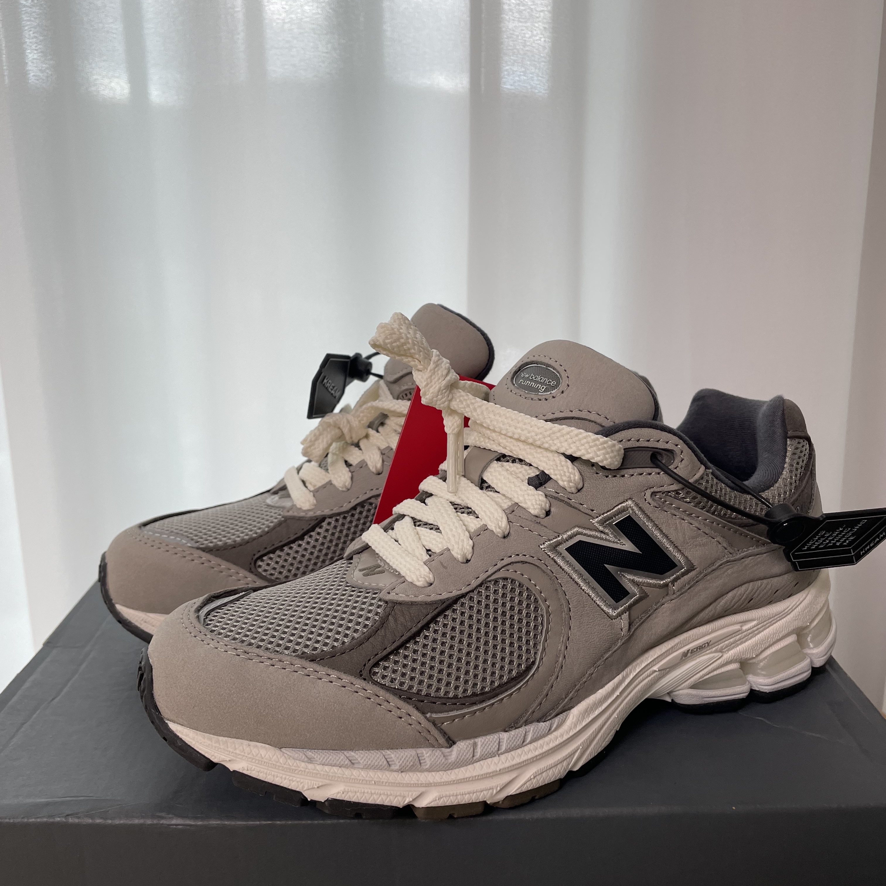 New Balance 2002 Warm Alpaca 착용 스타일