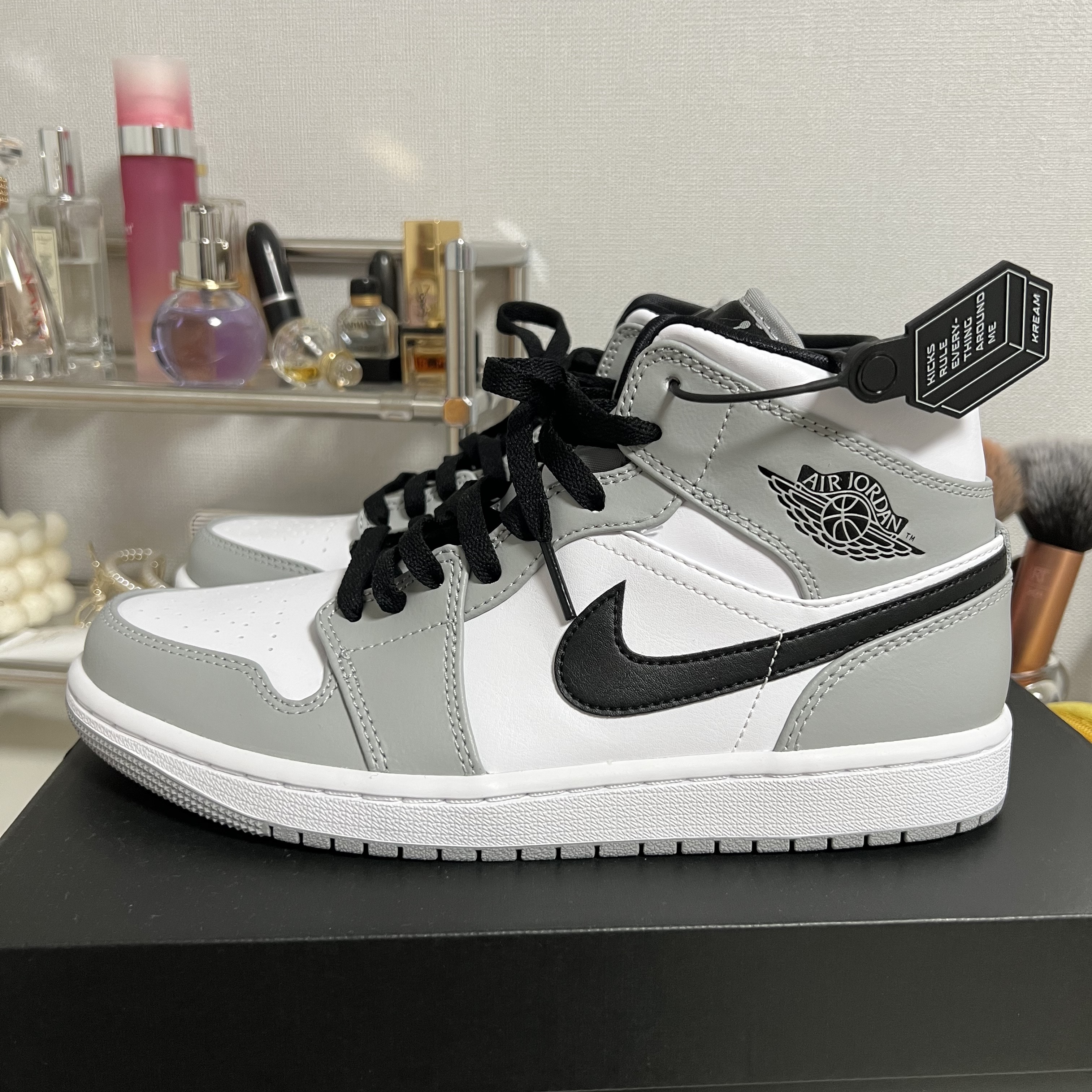 Jordan 1 Mid Light Smoke Grey 착용 스타일 - 2
