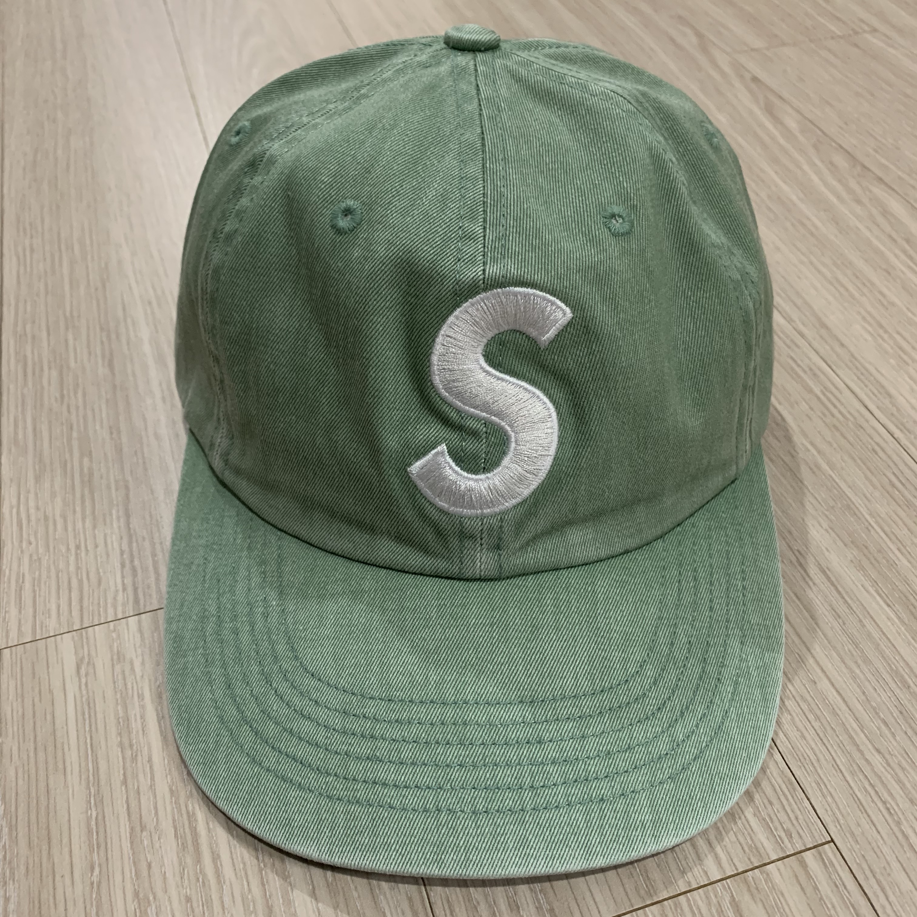 Supreme Pigment Print S Logo 6-Panel Light Sage - 22FW 착용 스타일 - 2