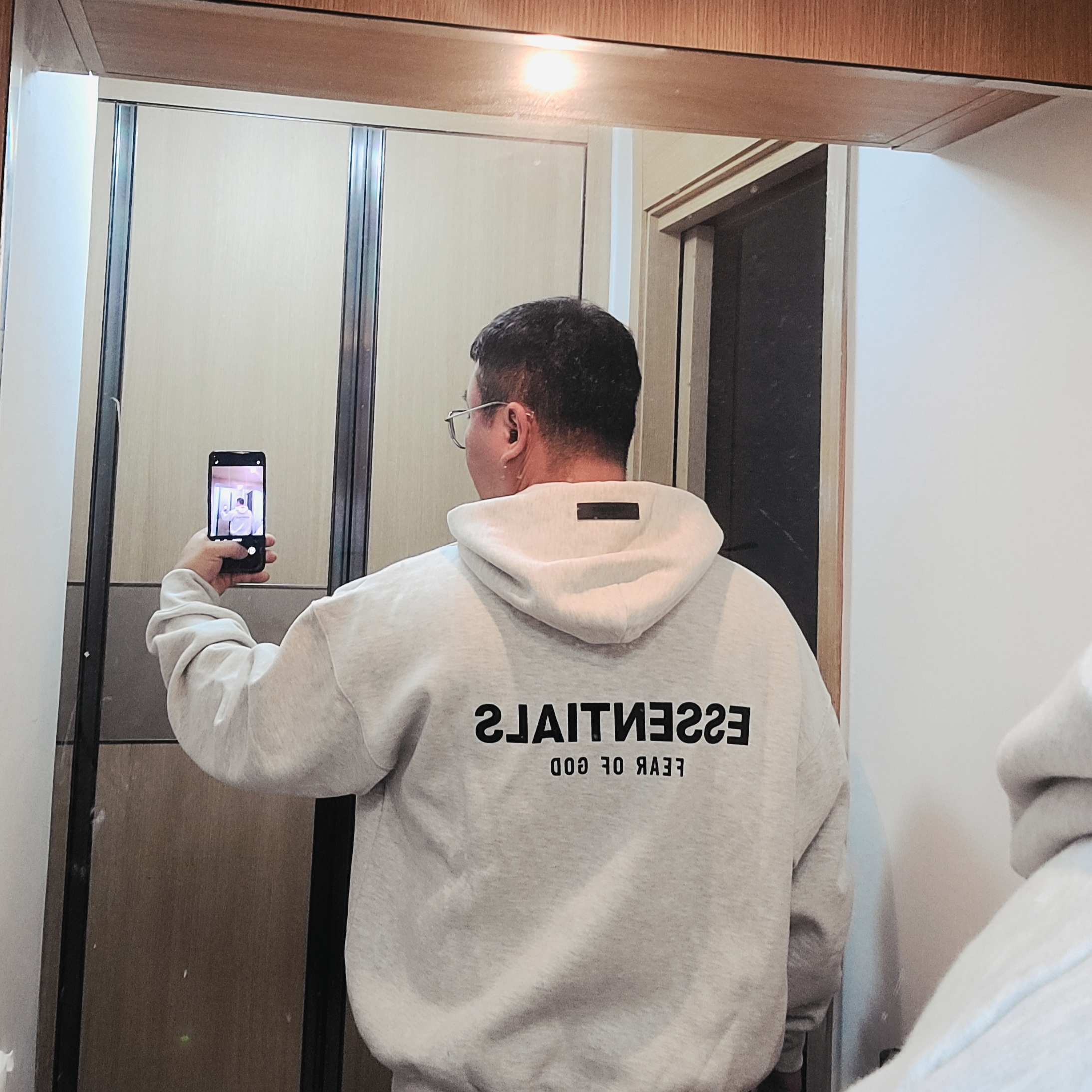 Essentials The Core Collection Hoodie Light Oatmeal 착용 스타일 - 2