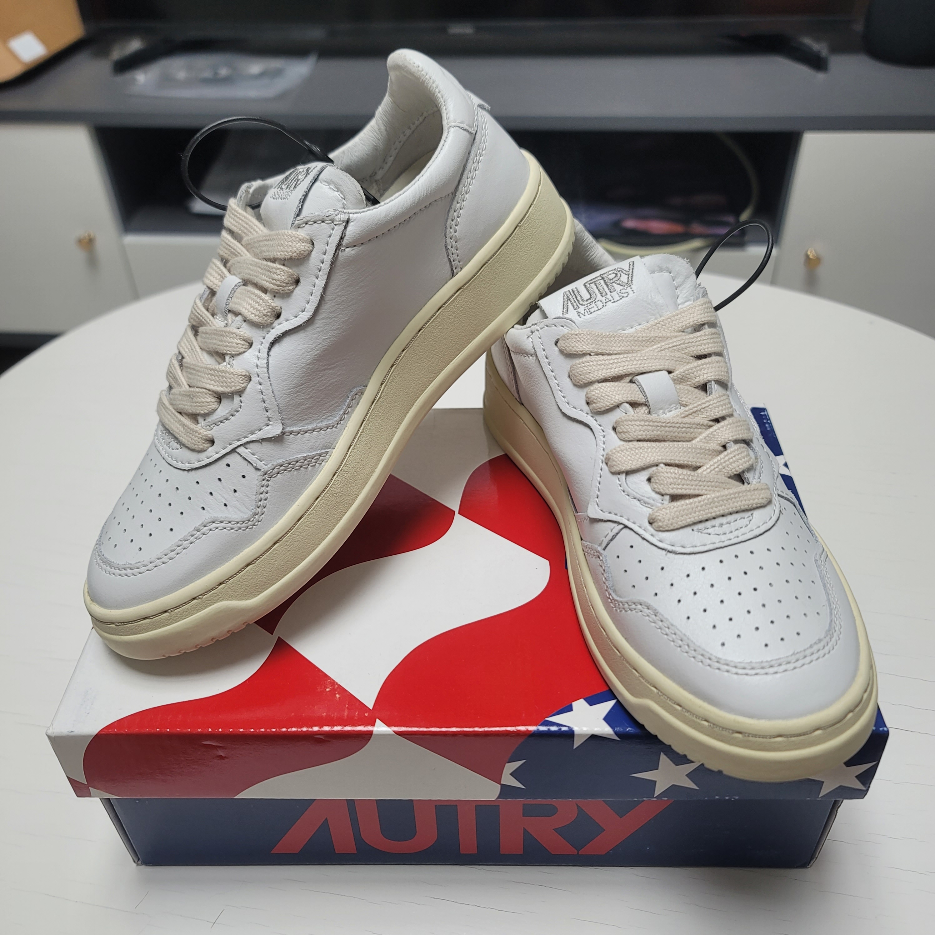 (W) Autry Medalist Low Leather Sneakers White 착용 스타일