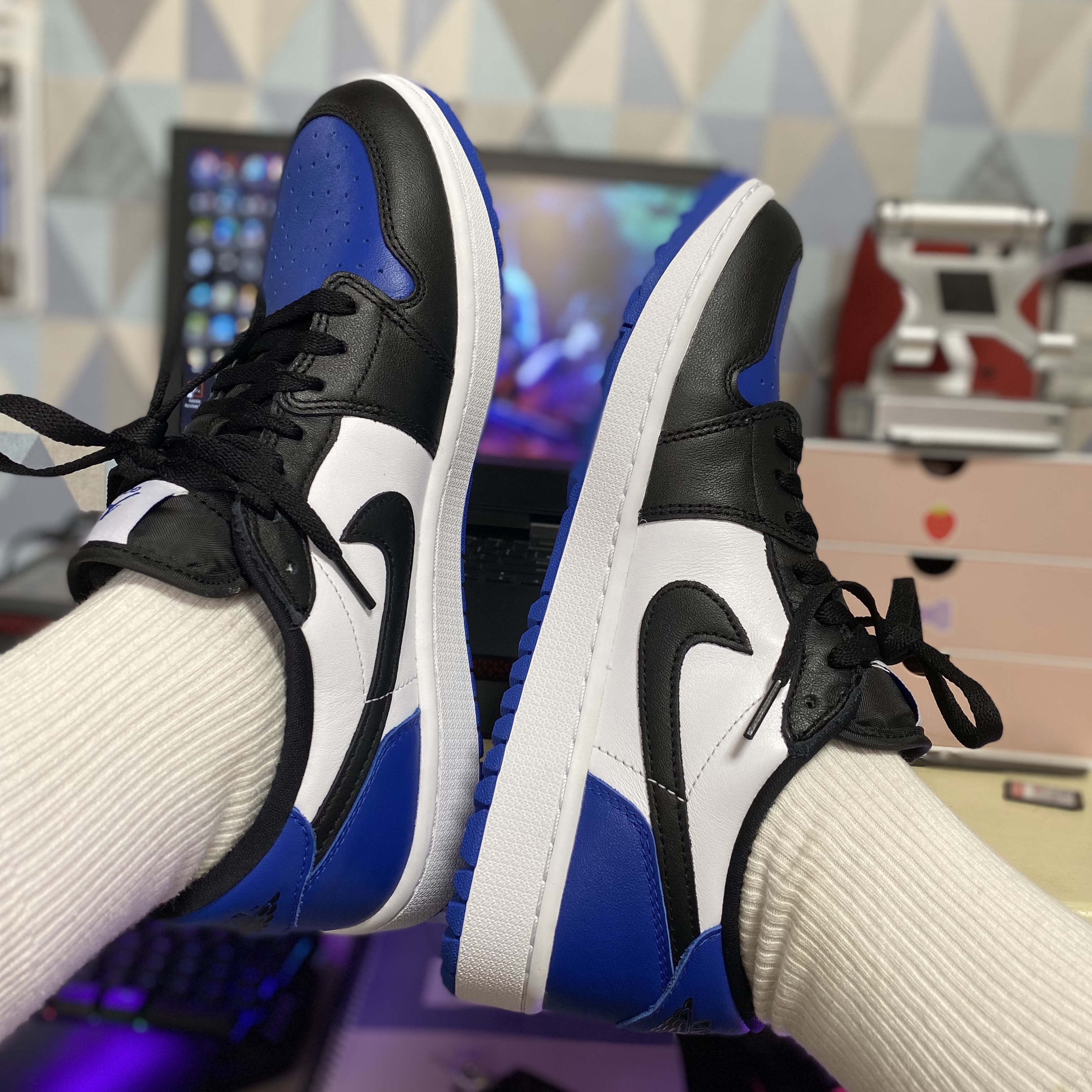 Jordan 1 Retro Low OG Black and Dark Powder Blue, Jordan 1 Low Golf Sport Royal 착용 스타일 - 2