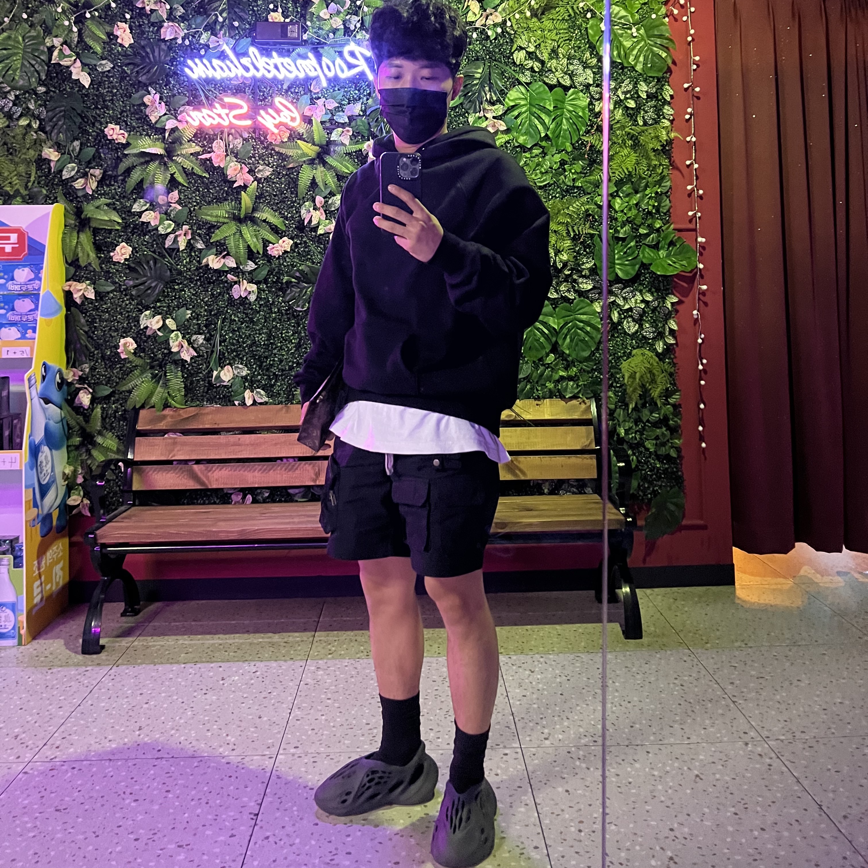 Adidas Yeezy Foam RNNR Onyx 착용 스타일 - 1
