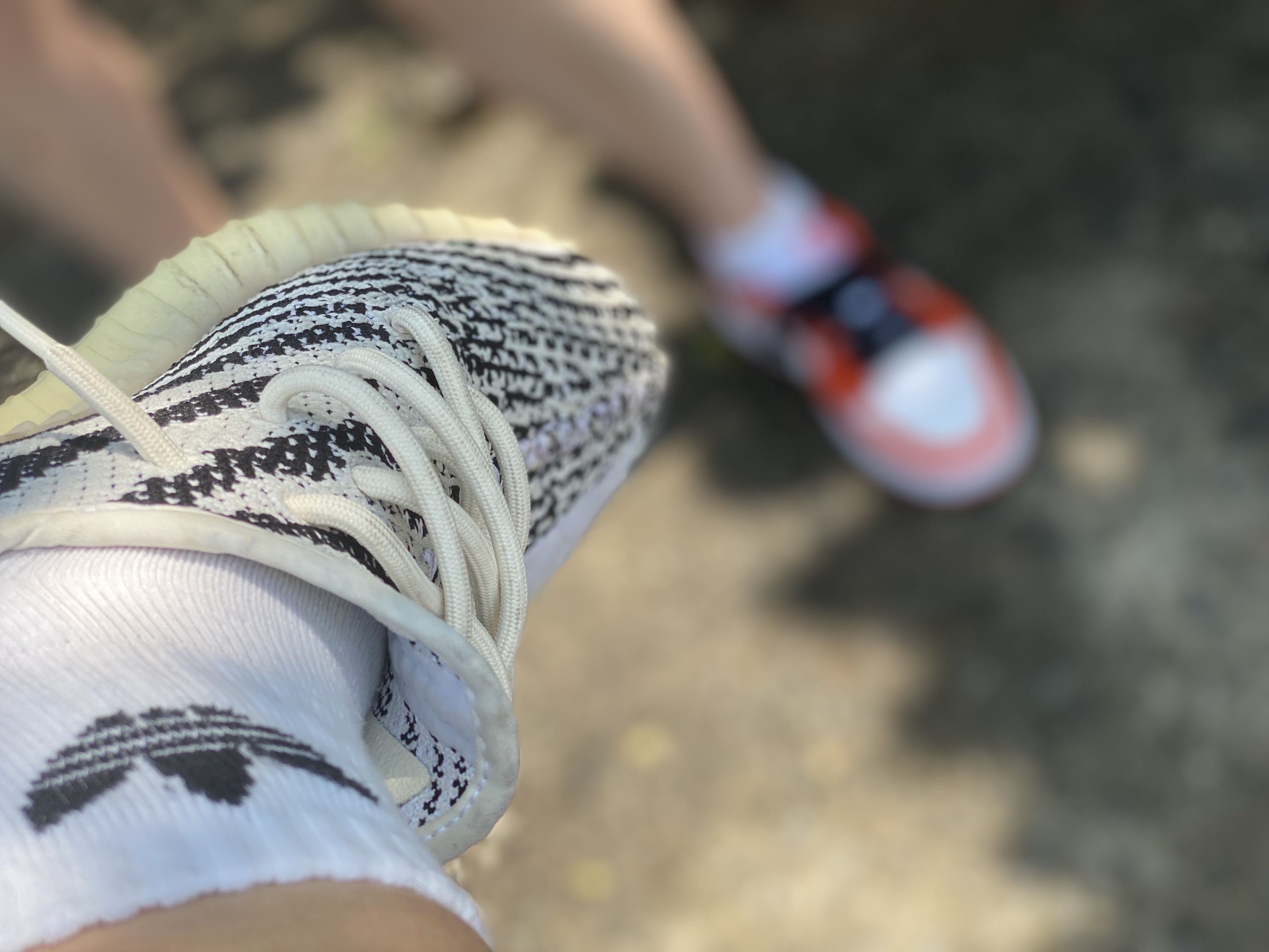 Adidas Yeezy Boost 350 V2 Zebra 2017/2019/2020, (W) Jordan 1 Low OG Starfish 착용 스타일 - 1