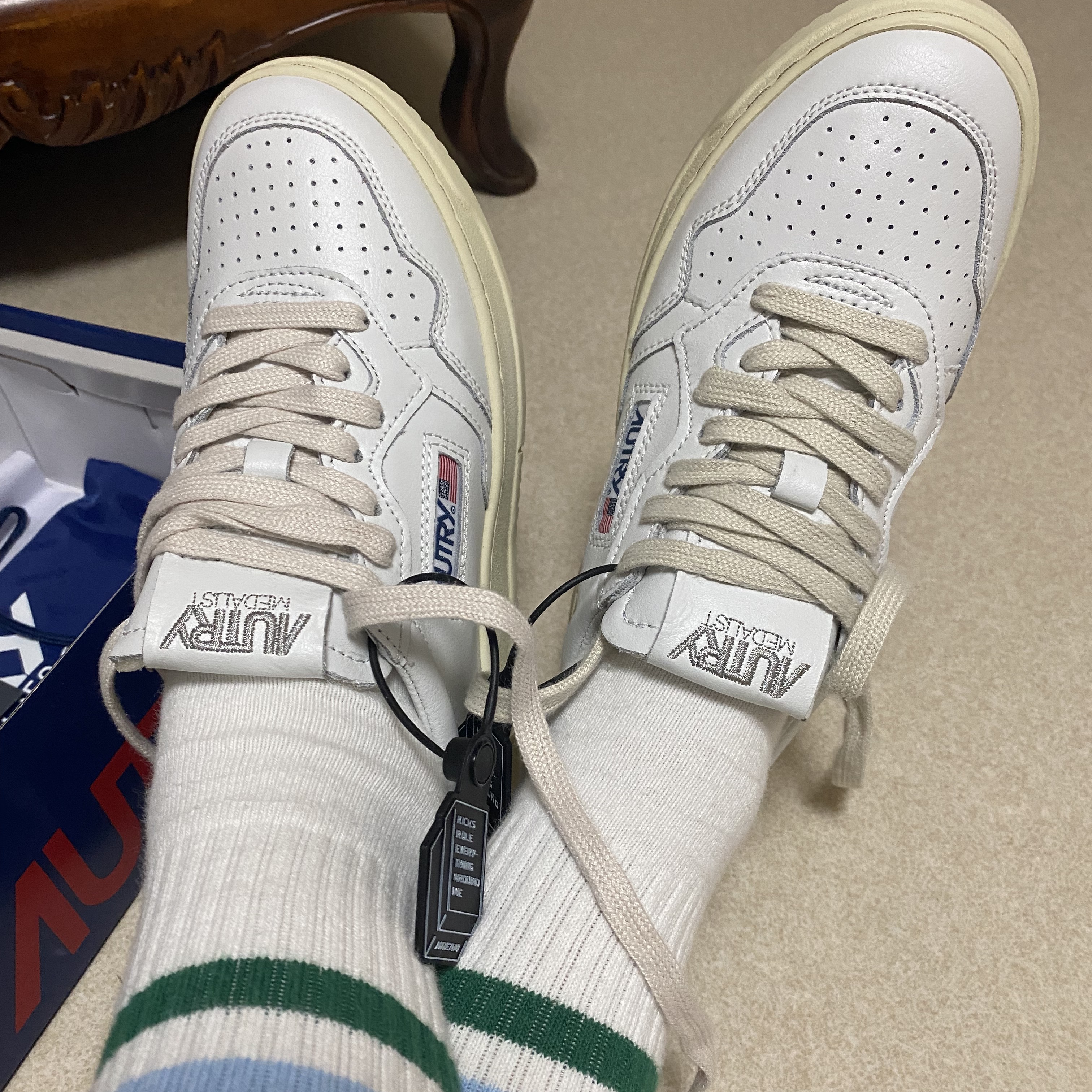 Autry Medalist Low Leather Sneakers White Black 착용 스타일 - 3