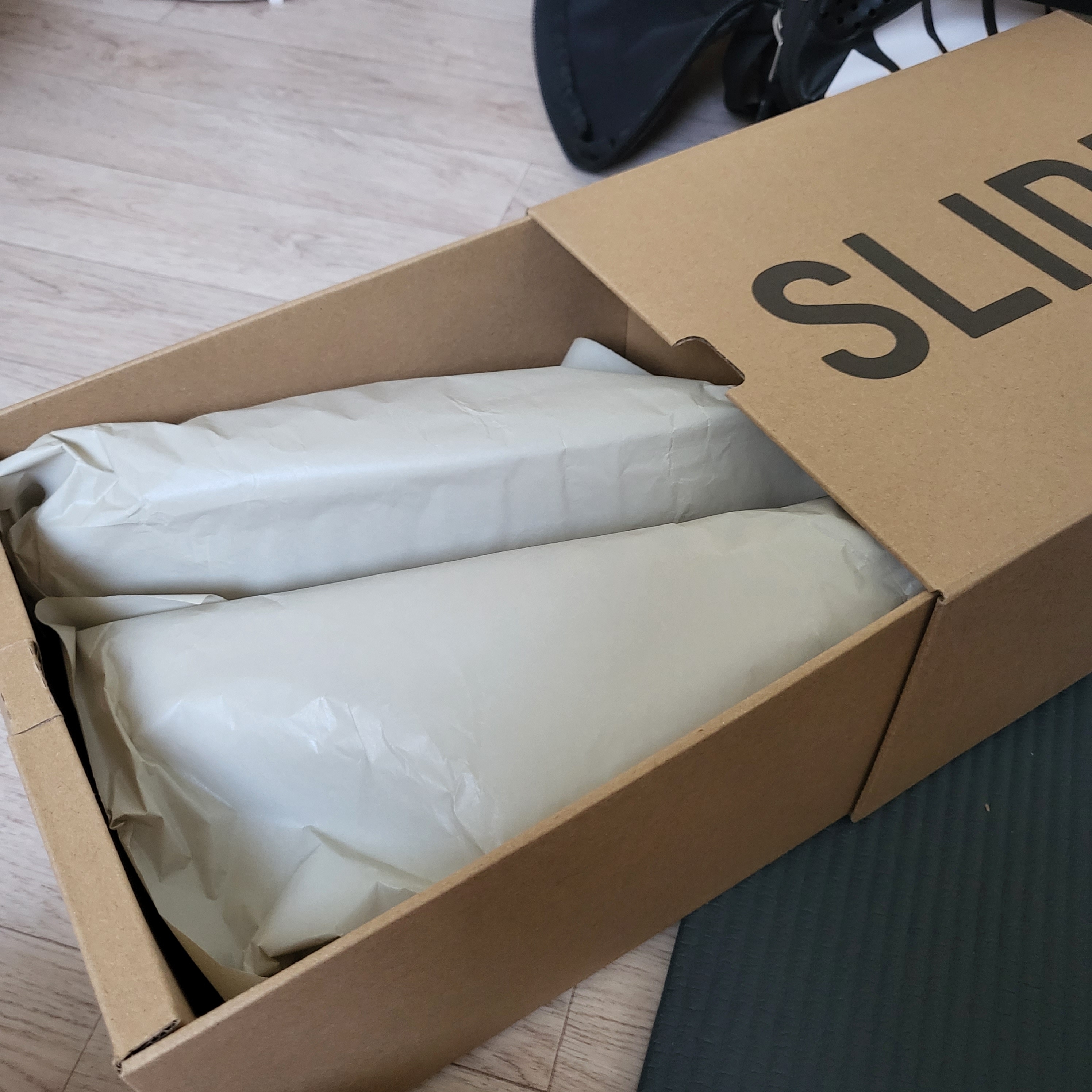 Adidas Yeezy Slide Bone 2022/2023 착용 스타일 - 2