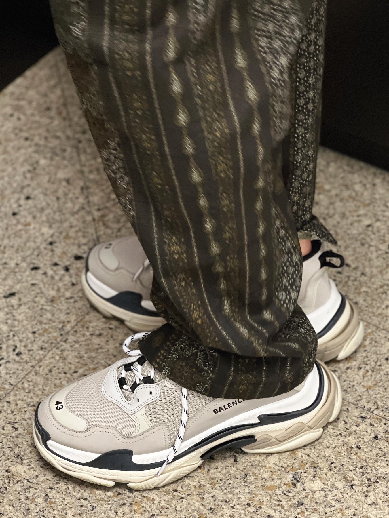 Balenciaga Triple S Vanille 2018 착용 스타일 - 2