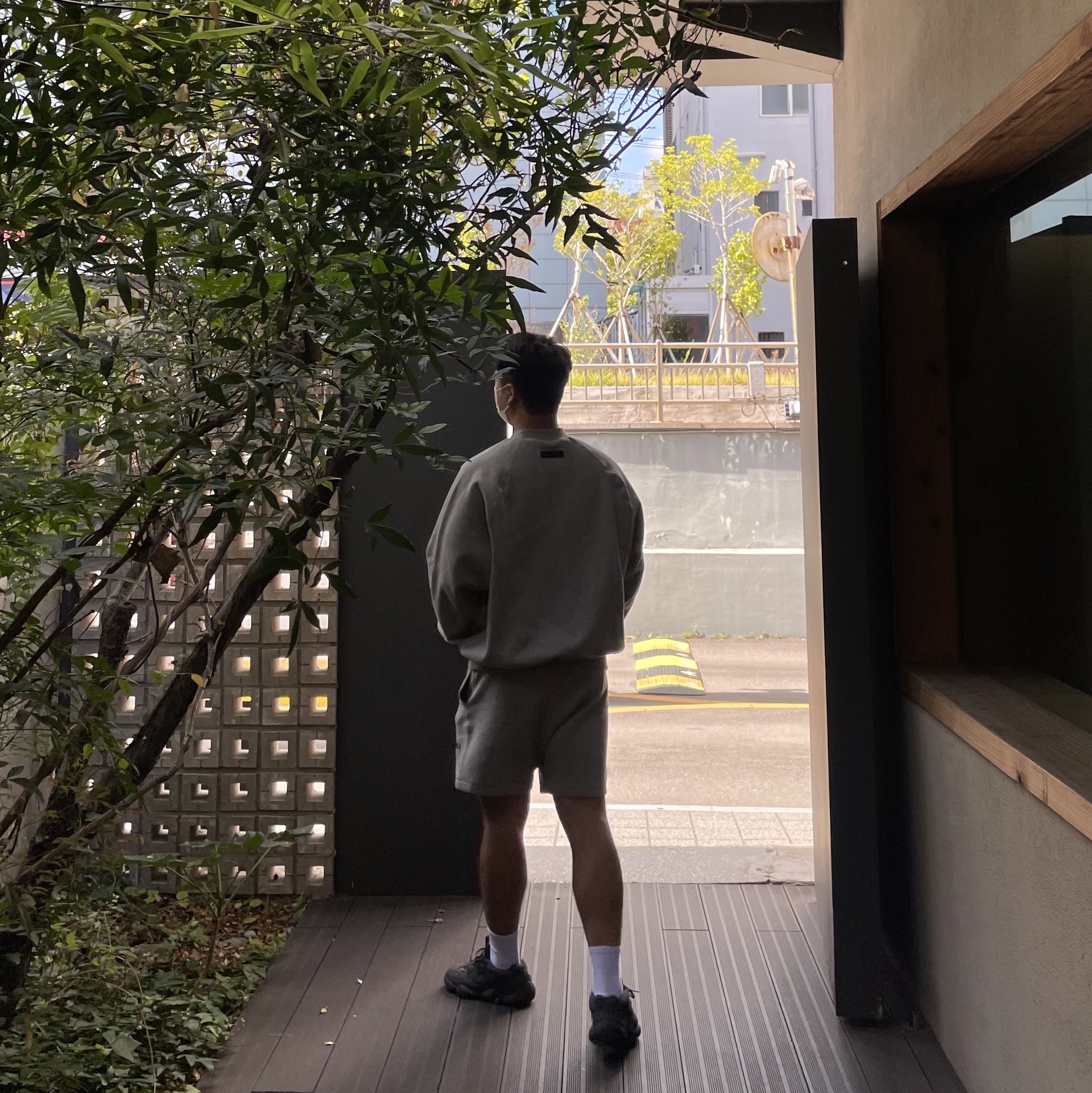 Essentials The Core Collection Sweatshorts Dark Oatmeal, Adidas Yeezy 500 Utility Black 2018/2020 착용 스타일