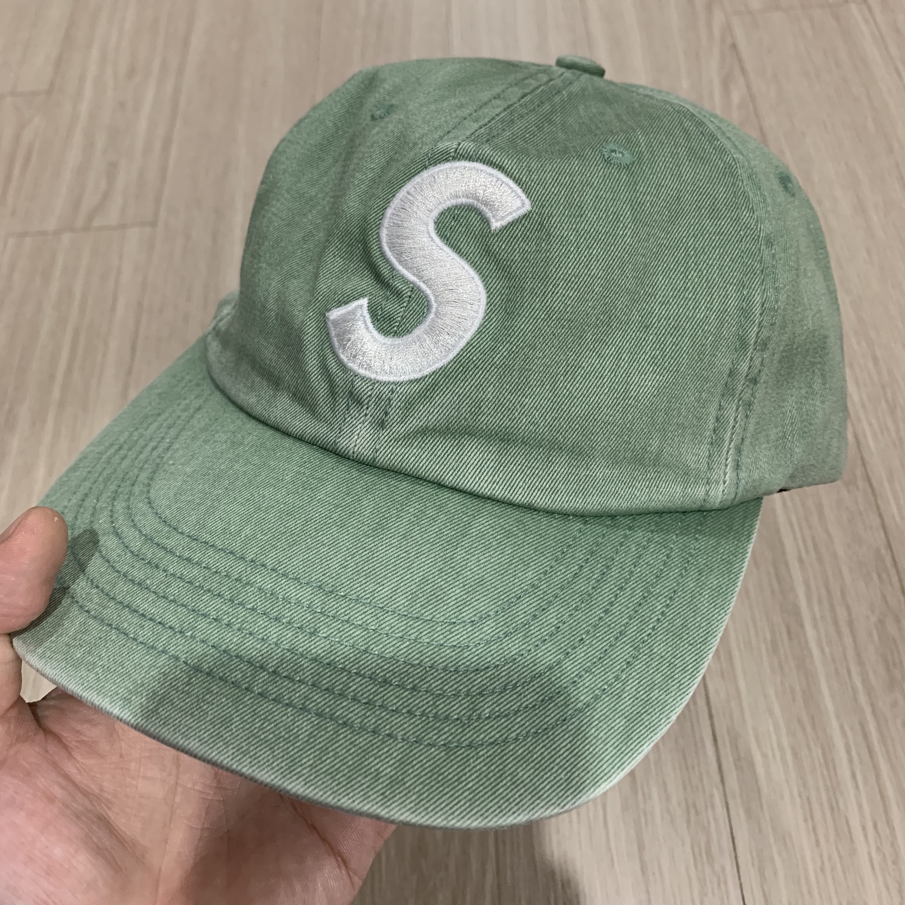 Supreme Pigment Print S Logo 6-Panel Light Sage - 22FW 착용 스타일 - 3