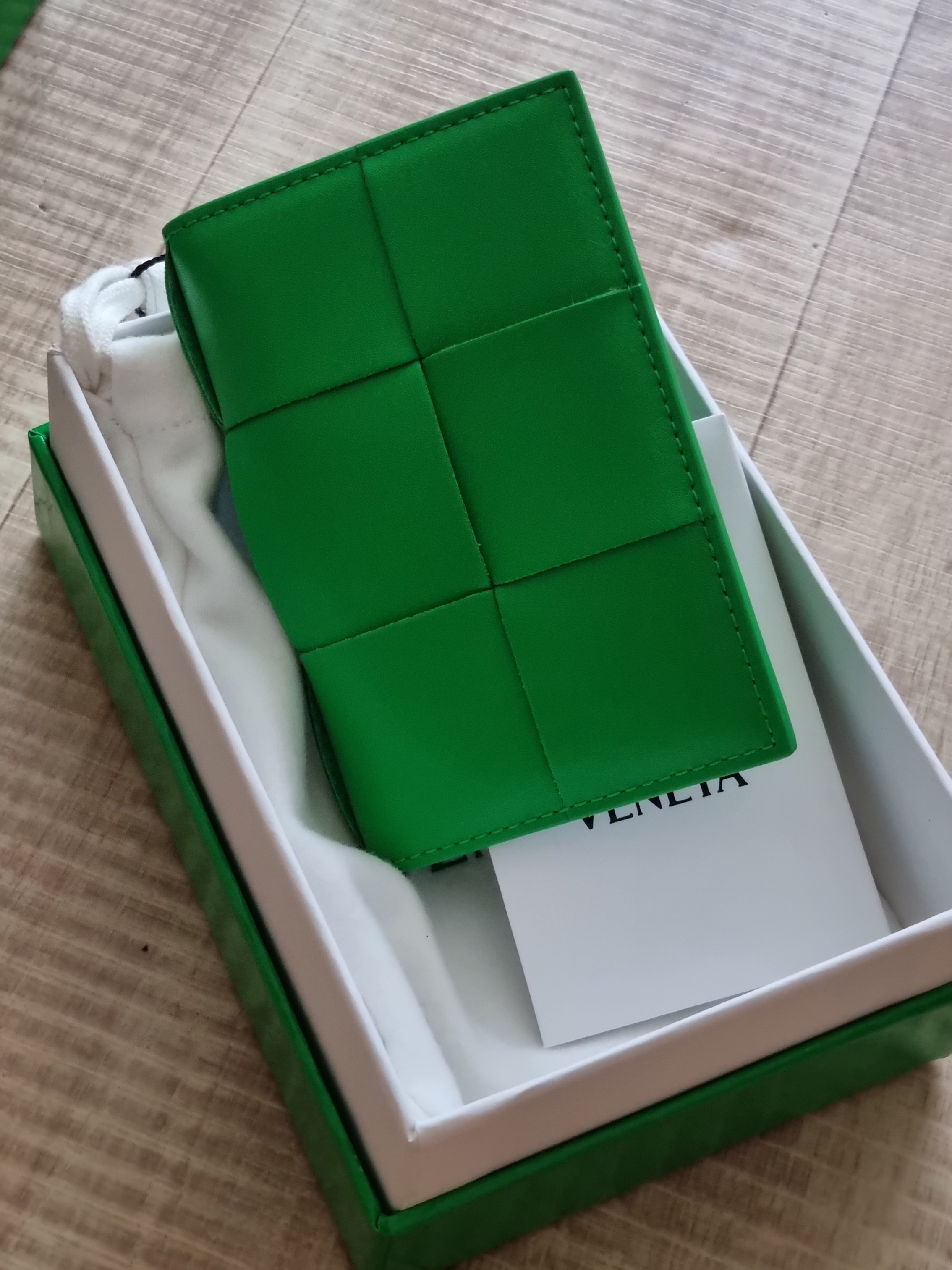 Bottega Veneta Flap Card Case Parakeet 착용 스타일 - 3