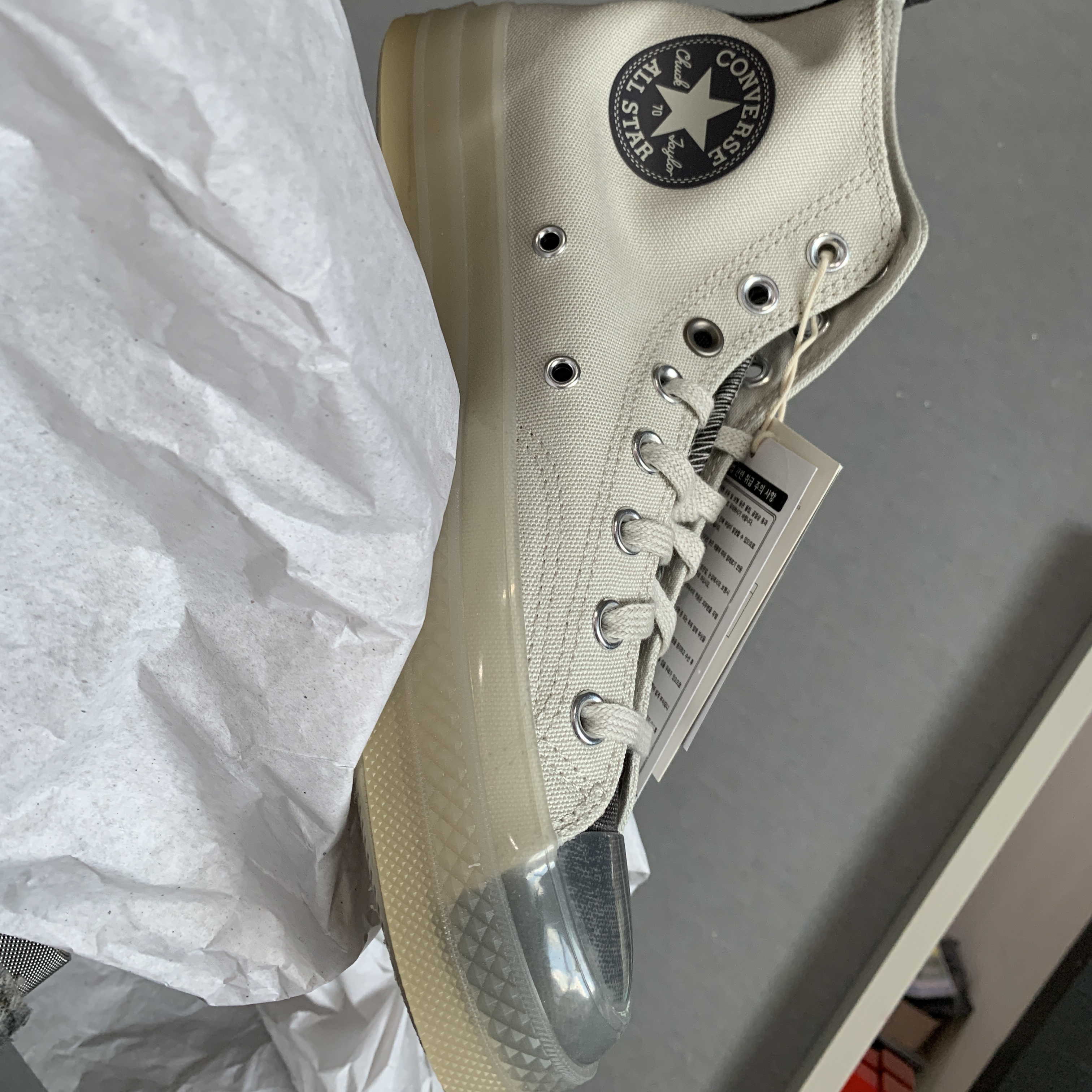Converse x A-Cold-Wall Chuck 70 Hi Silver Birch 착용 스타일 - 1