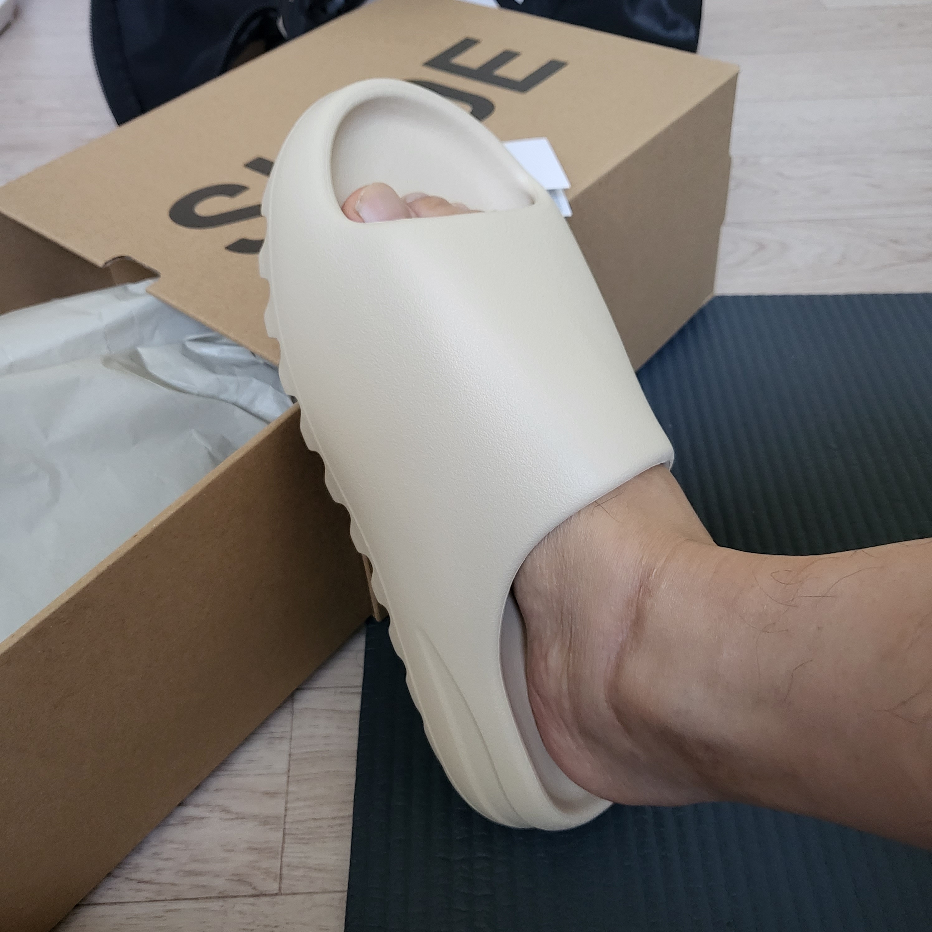 Adidas Yeezy Slide Bone 2022/2023 착용 스타일 - 4