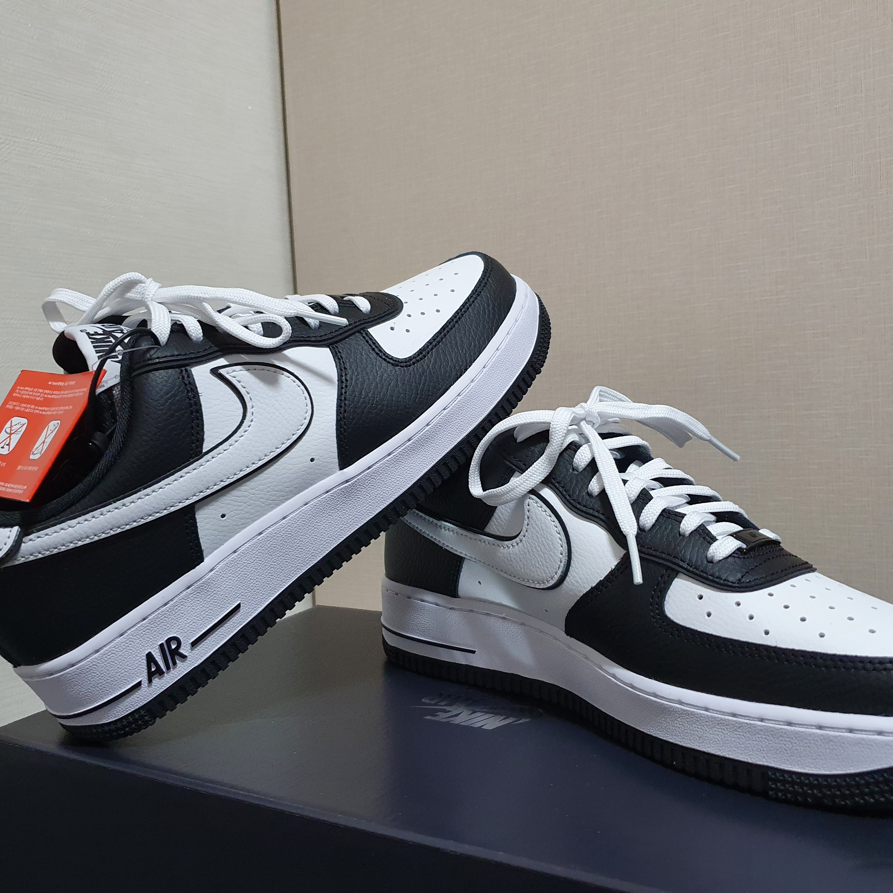 Nike Air Force 1 '07 LV8 White Black 착용 스타일 - 2
