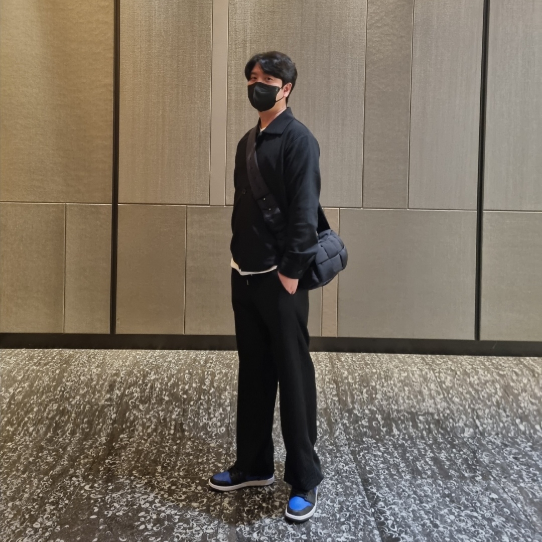 Jordan 1 Mid Black Hyper Royal 착용 스타일