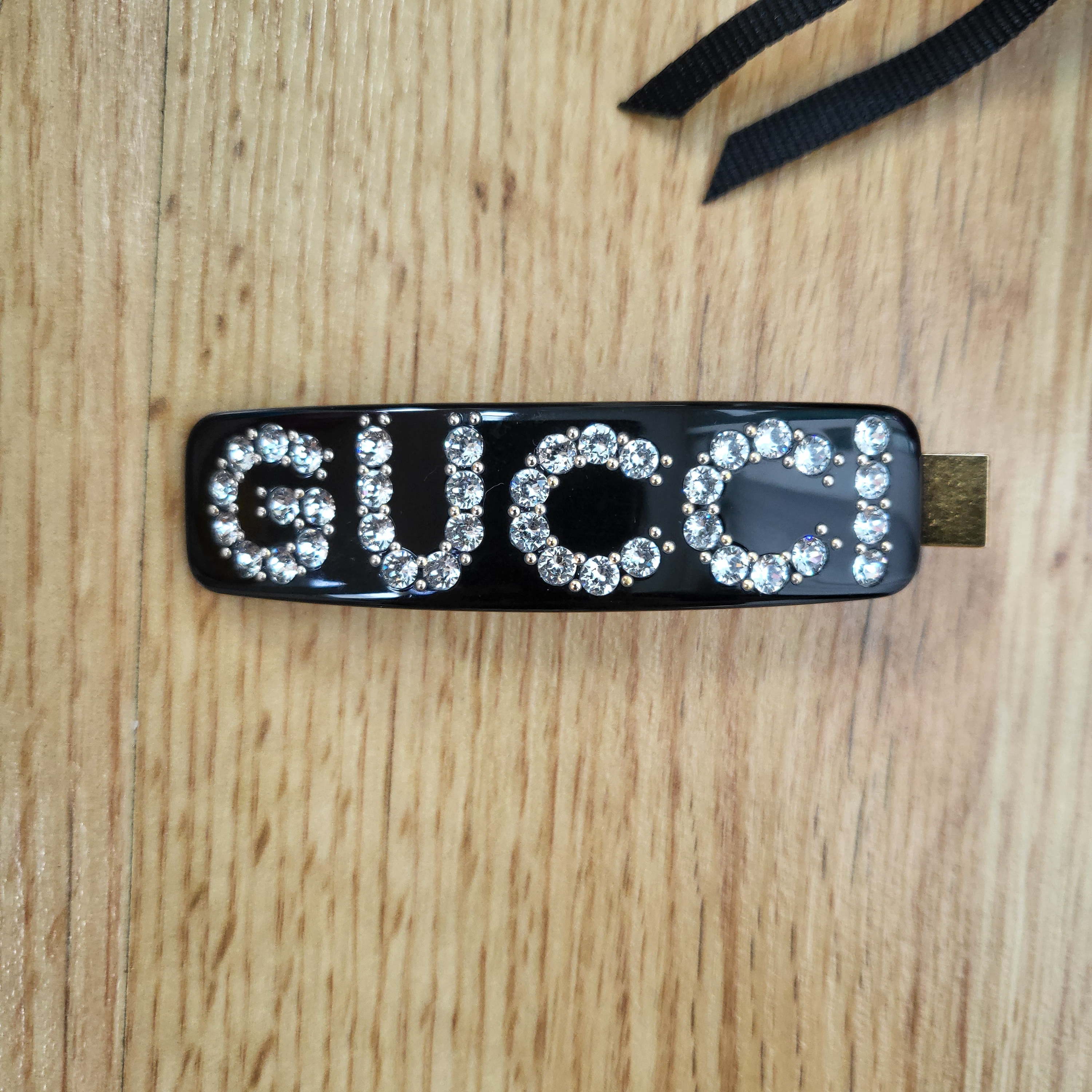 (W) Gucci Crystal Single Hair Clip Black Resin 착용 스타일