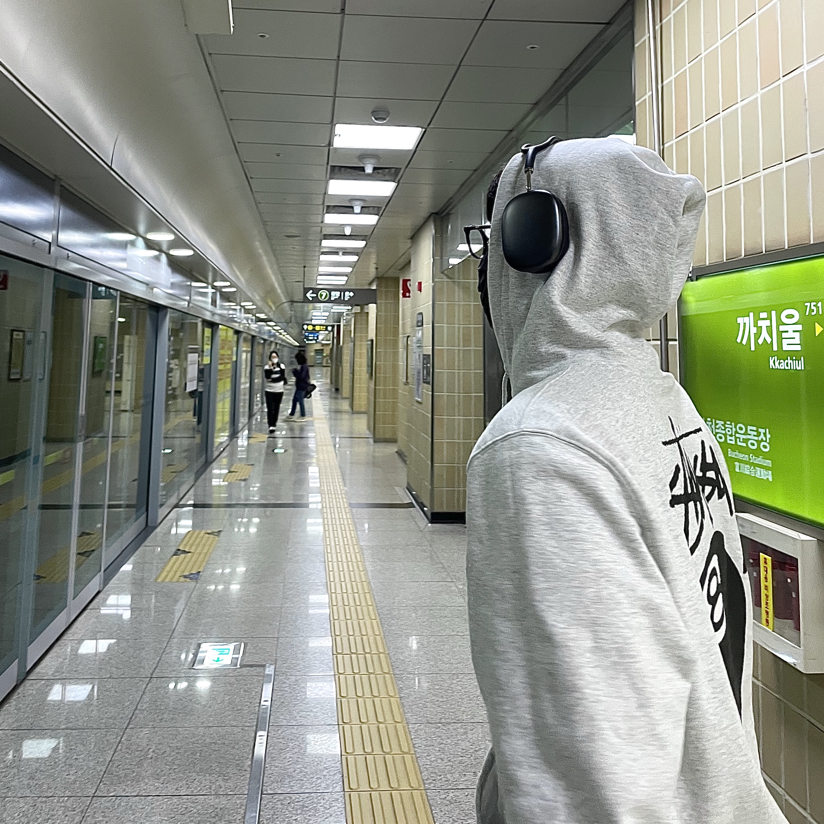 Stussy 8 Ball Hoodie Ash Heather - 21FW 착용 스타일 - 2