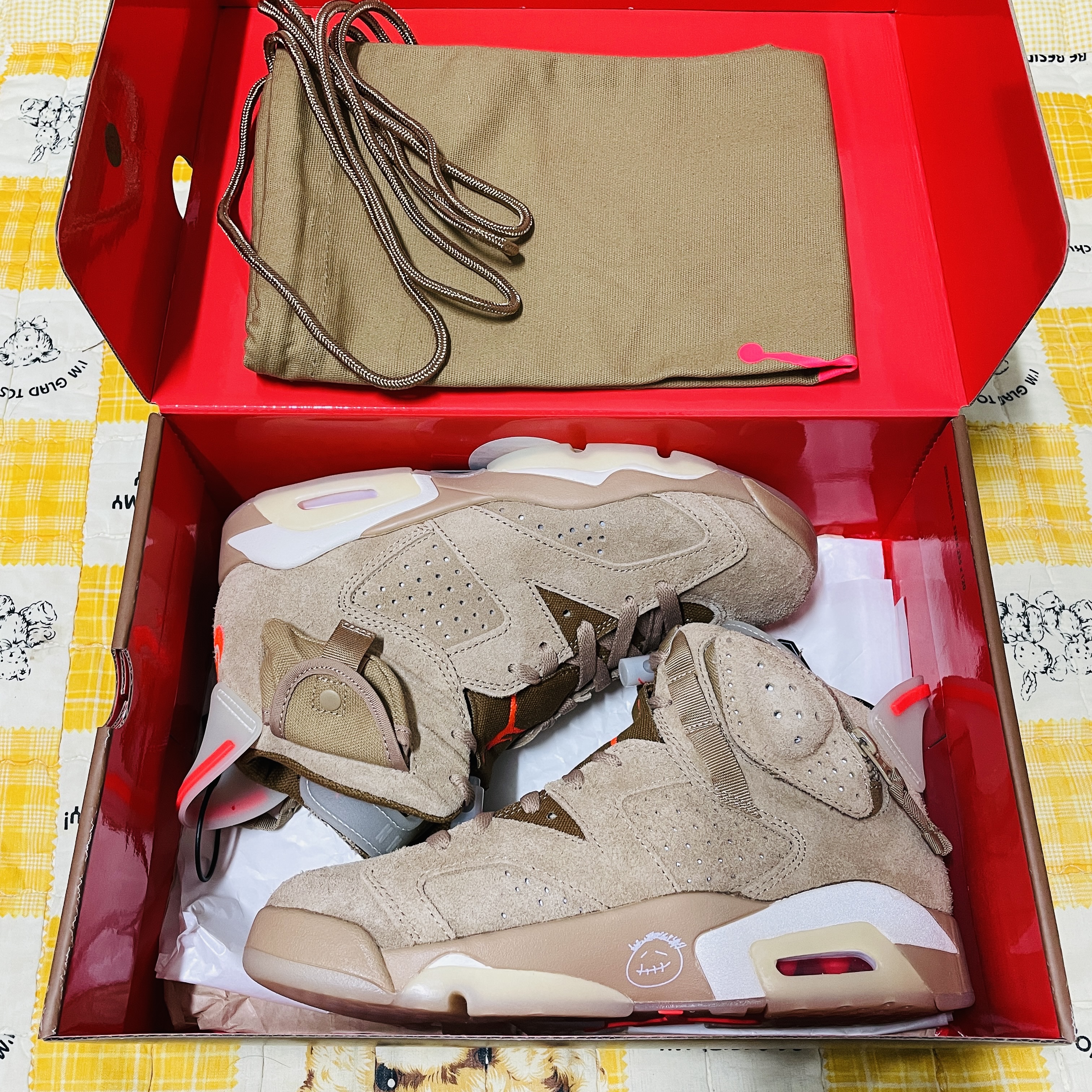 Jordan 6 x Travis Scott Retro SP British Khaki 착용 스타일 - 1