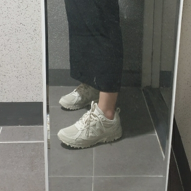 New Balance 410v5 Trail Beige - 2E Wide 착용 스타일 - 1